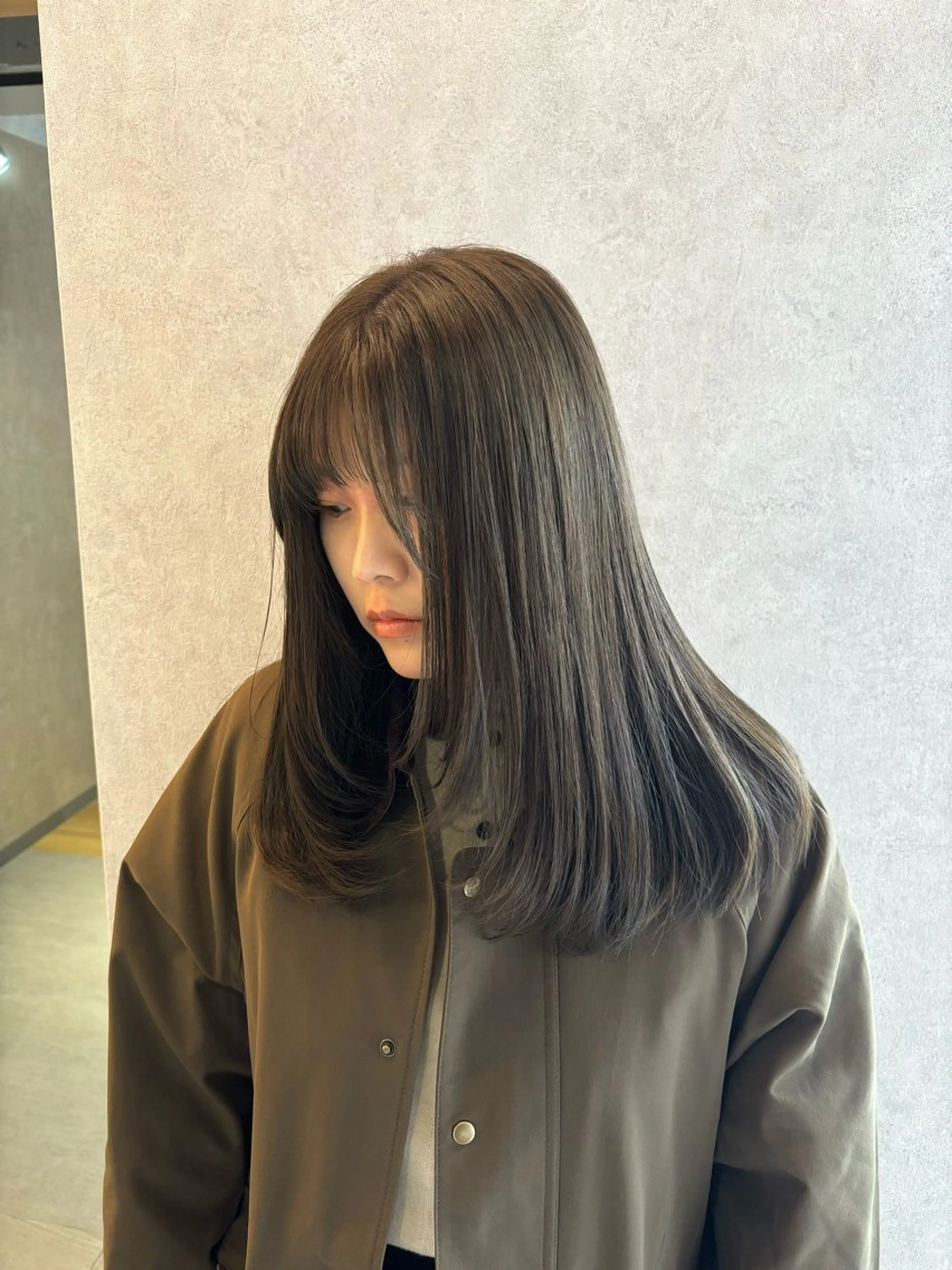 ロング カラー ベージュカラー オリーブベージュ レイヤーカット カット ヘアカラー トリートメント traceby8所属・traceby8 小濱彰太のヘアスタイル