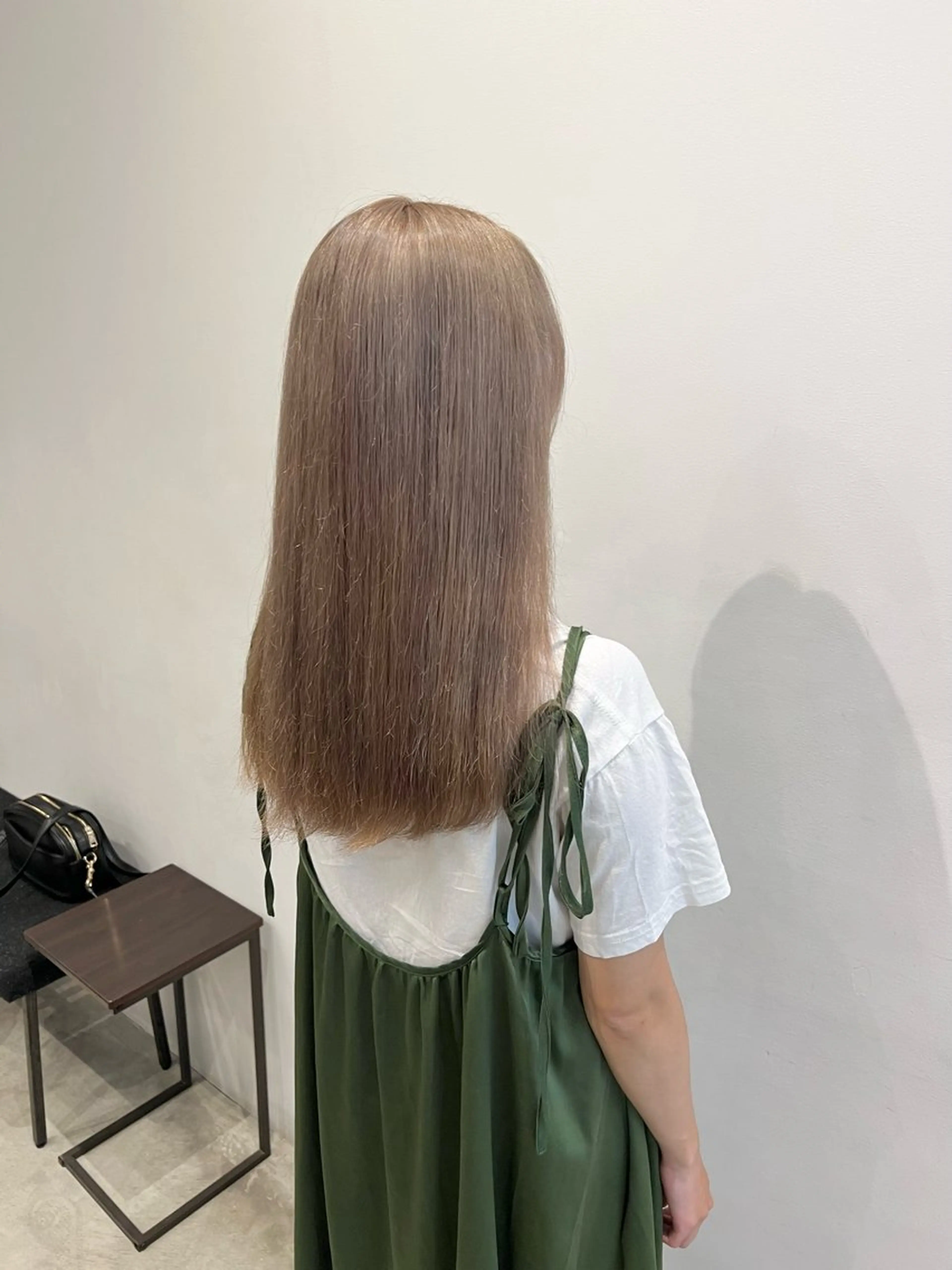 ロング カラー グレージュ ミルクティーグレージュ ヘアカラー 吉川 陽菜のヘアスタイル
