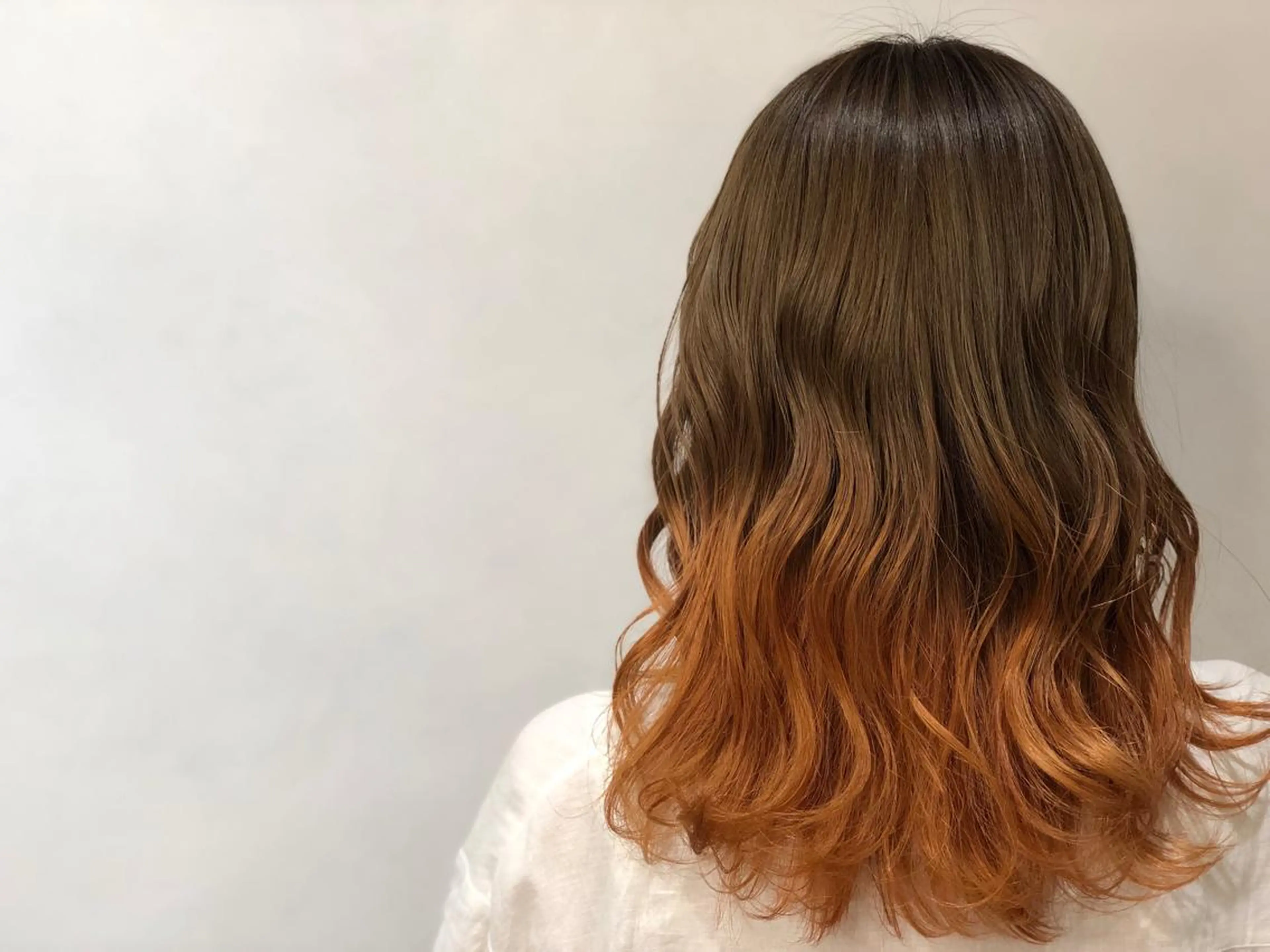 セミロング カラー ヘアアレンジ グラデーションカラー オレンジ ヘアカラー いしだ みさきのヘアスタイル