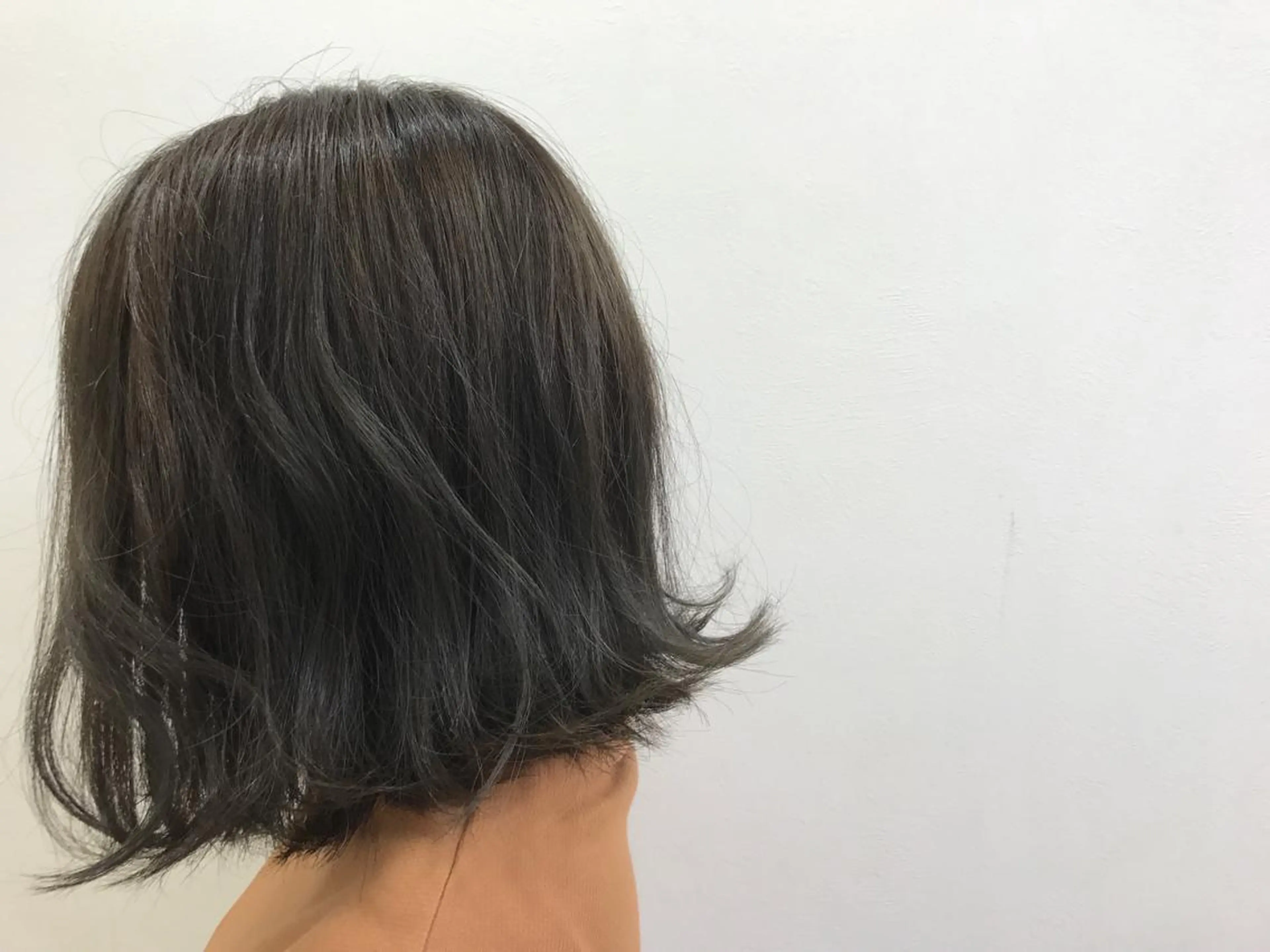 ショート カラー イルミナカラー ボブ 外ハネヘア 竹井 寛喜のヘアスタイル