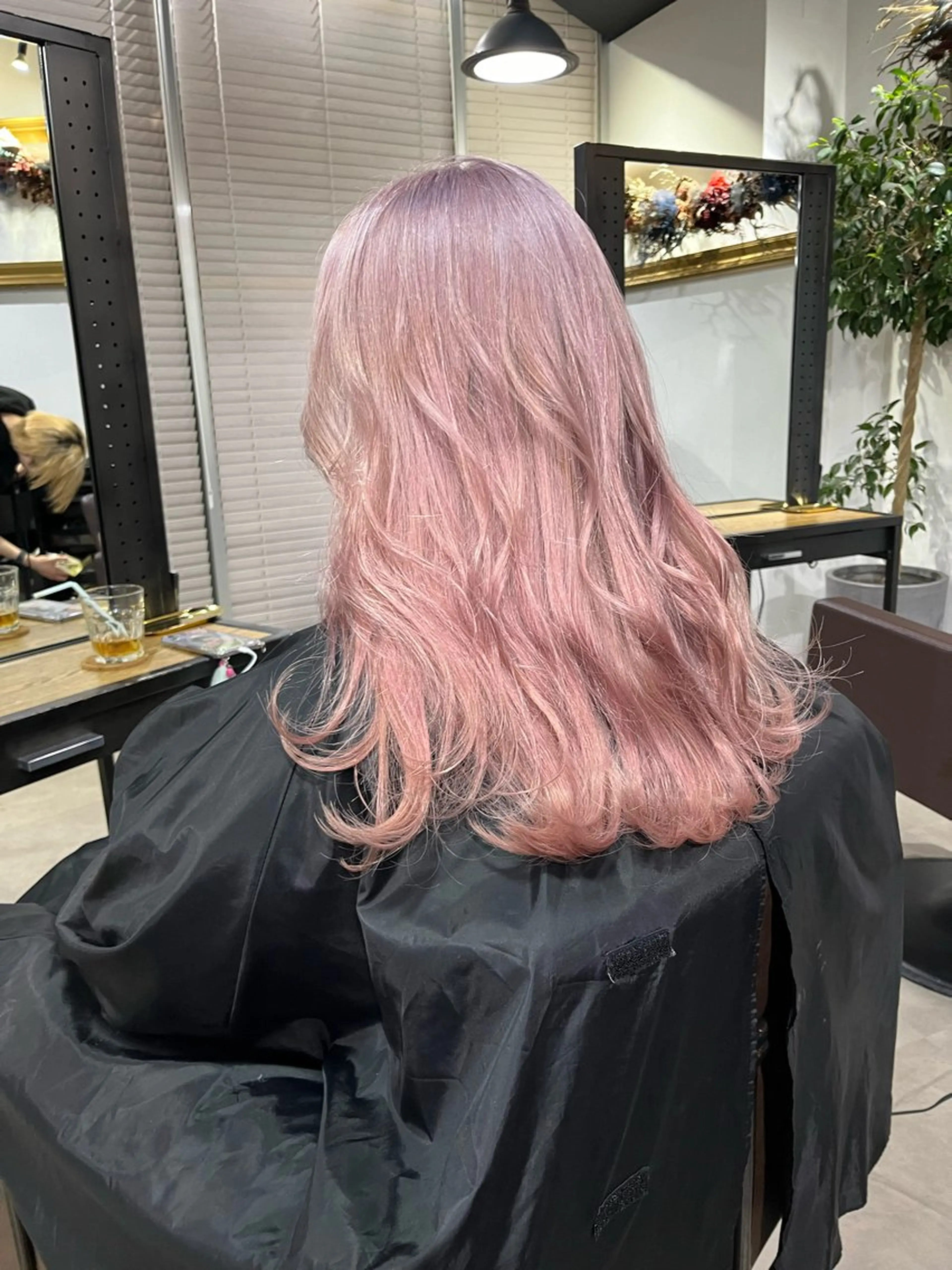 ロング カラー ピンクカラー ホワイトピンク ヘアカラー トリートメント ミルクティーベージュ 🌿店長　清水ひとみのヘアスタイル