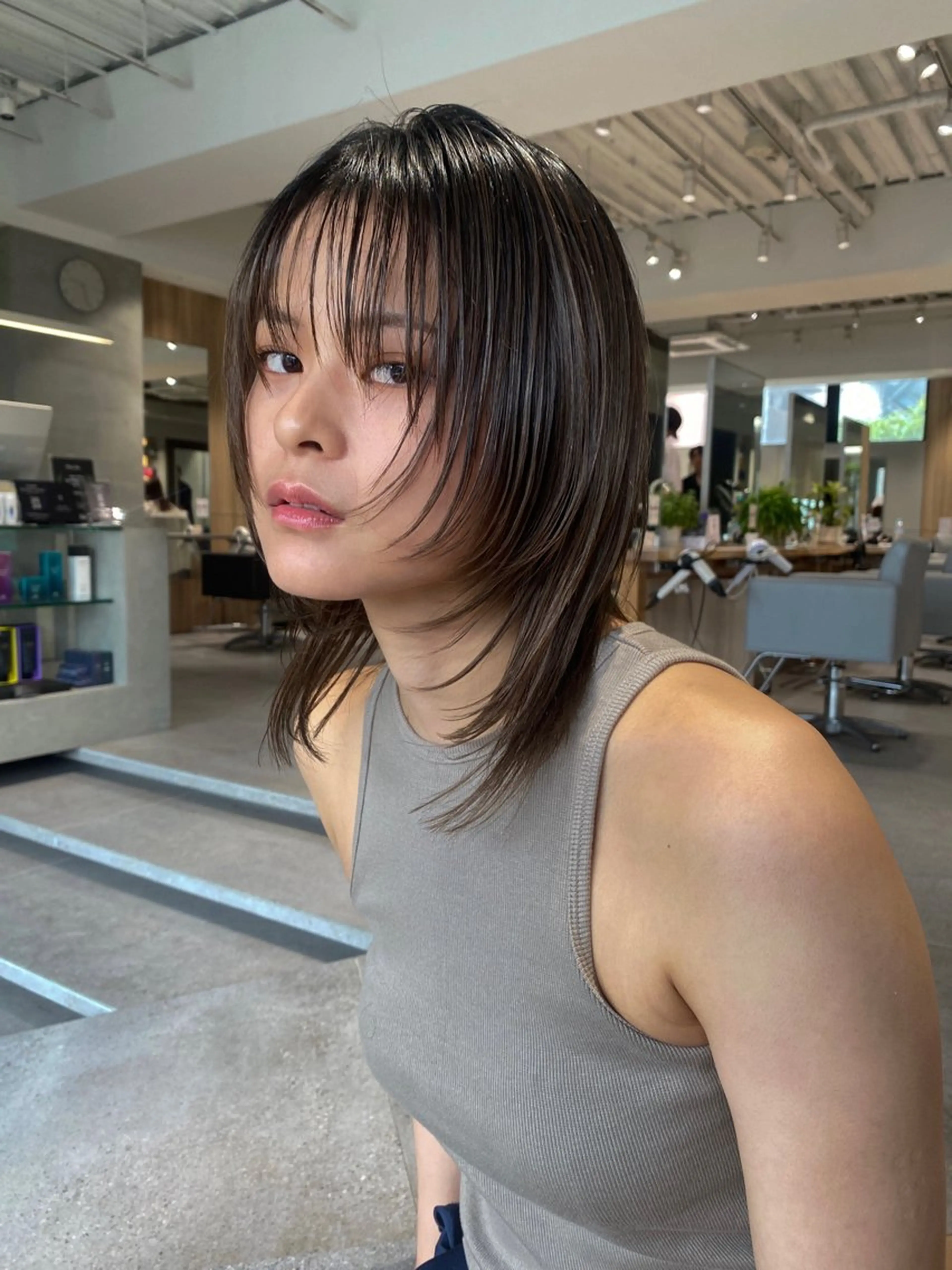 ミディアム レイヤーカット シャギー MINX 泉澤李里のヘアスタイル