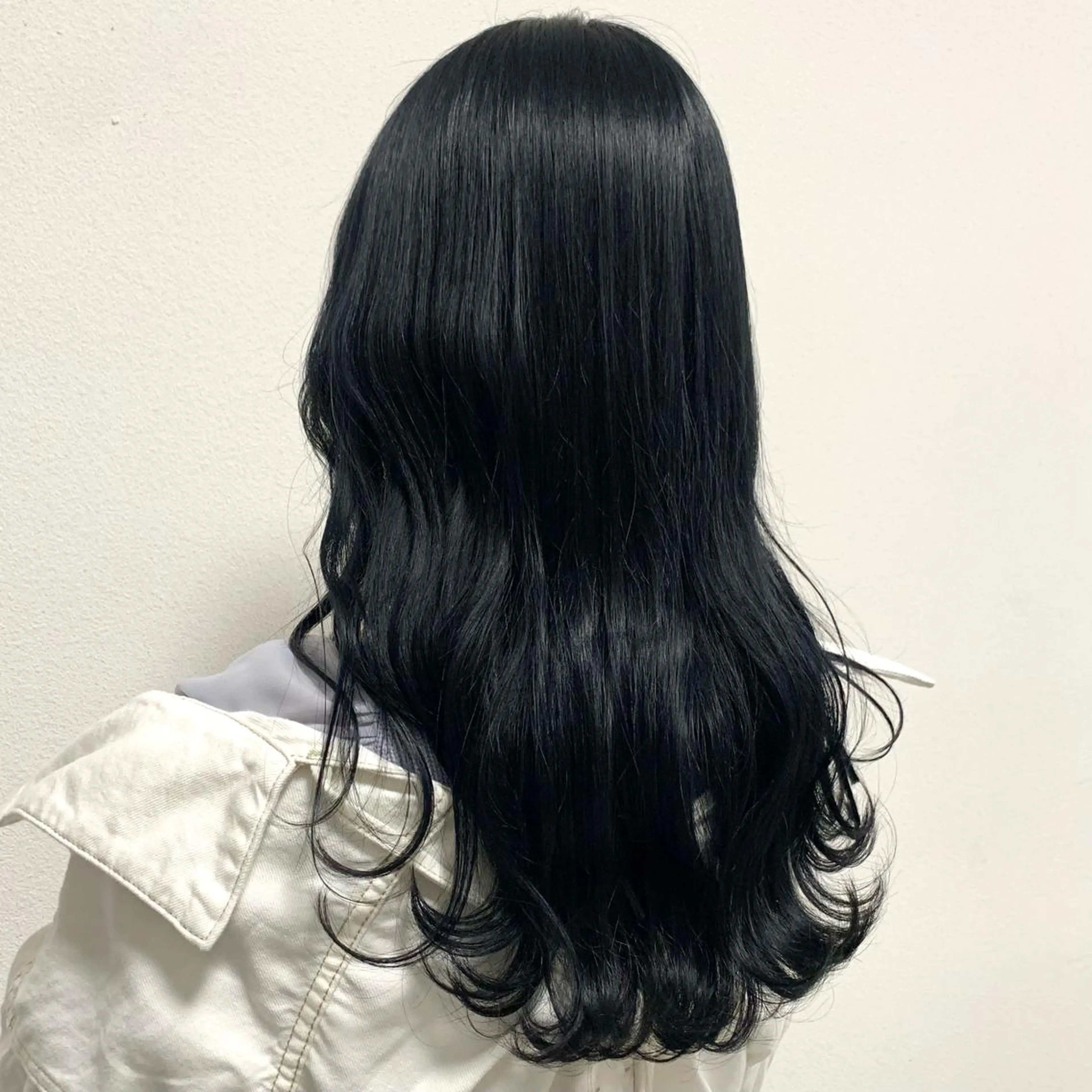 ロング カラー 黒髪 ブリーチ ブルーカラー ブルーブラック 韓国風ヘア 村田 来倖のヘアスタイル