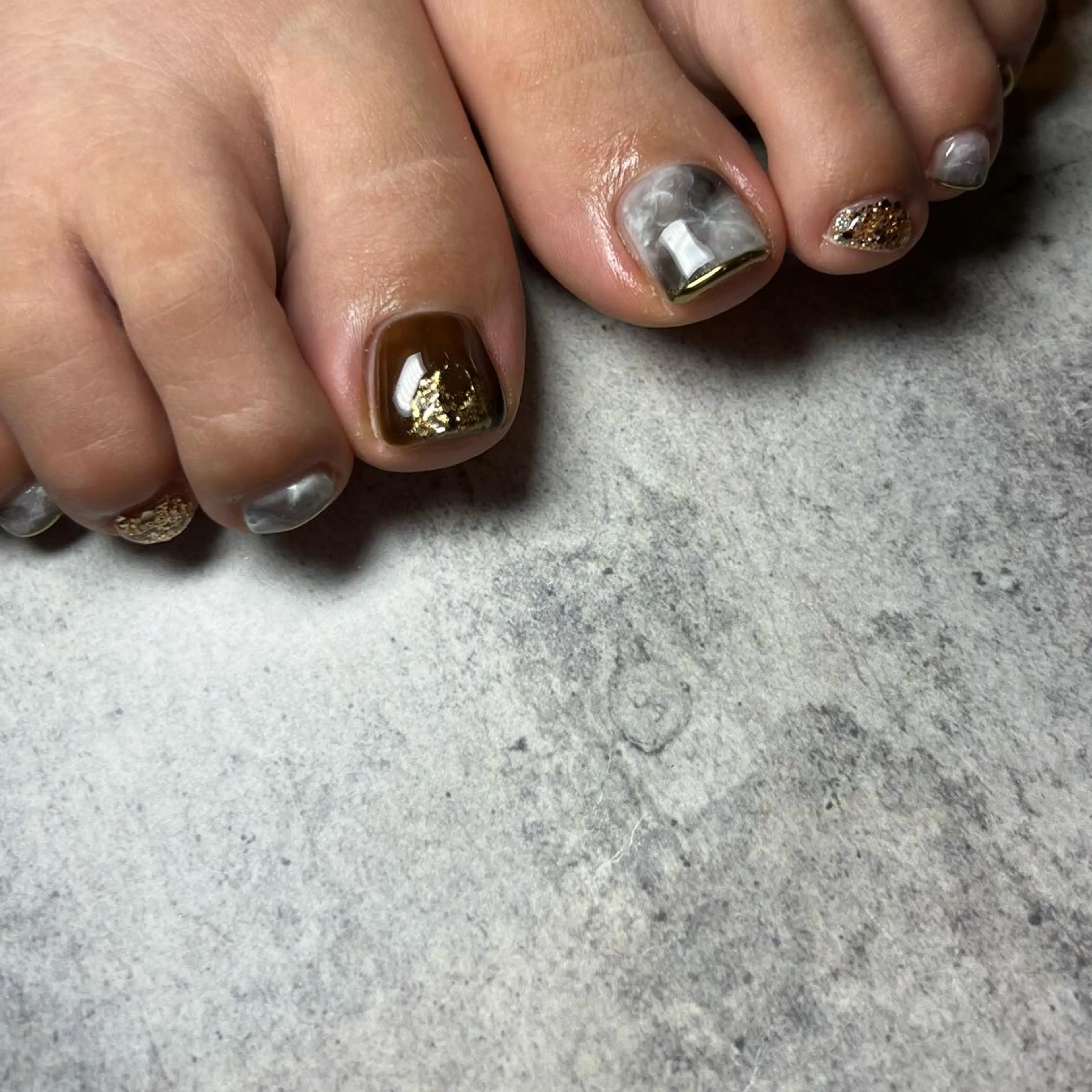 ネイル 大理石ネイル(マーブル) フットネイル 𝐫𝐚𝐢 𝐧𝐚𝐢𝐥のネイルデザイン