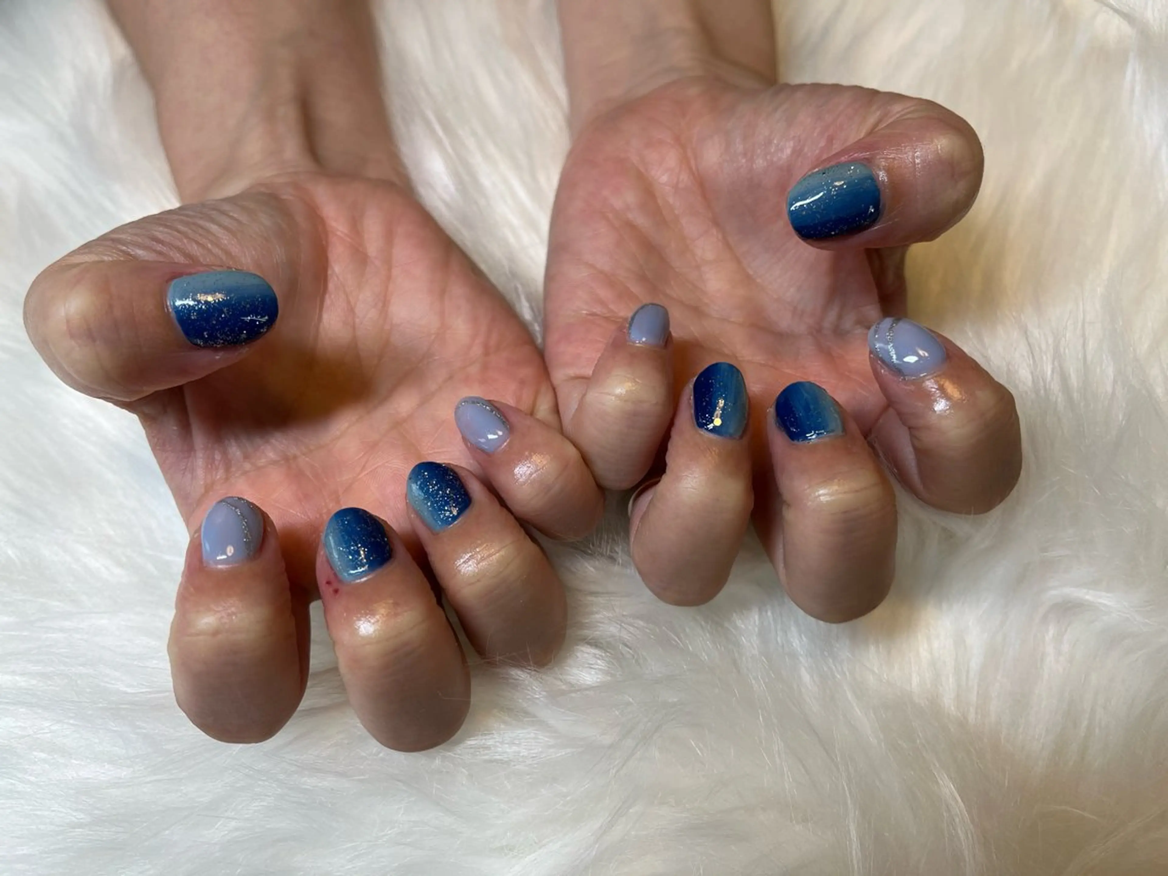 ネイル ブルー グラデーション ネイルサロン flatのネイルデザイン