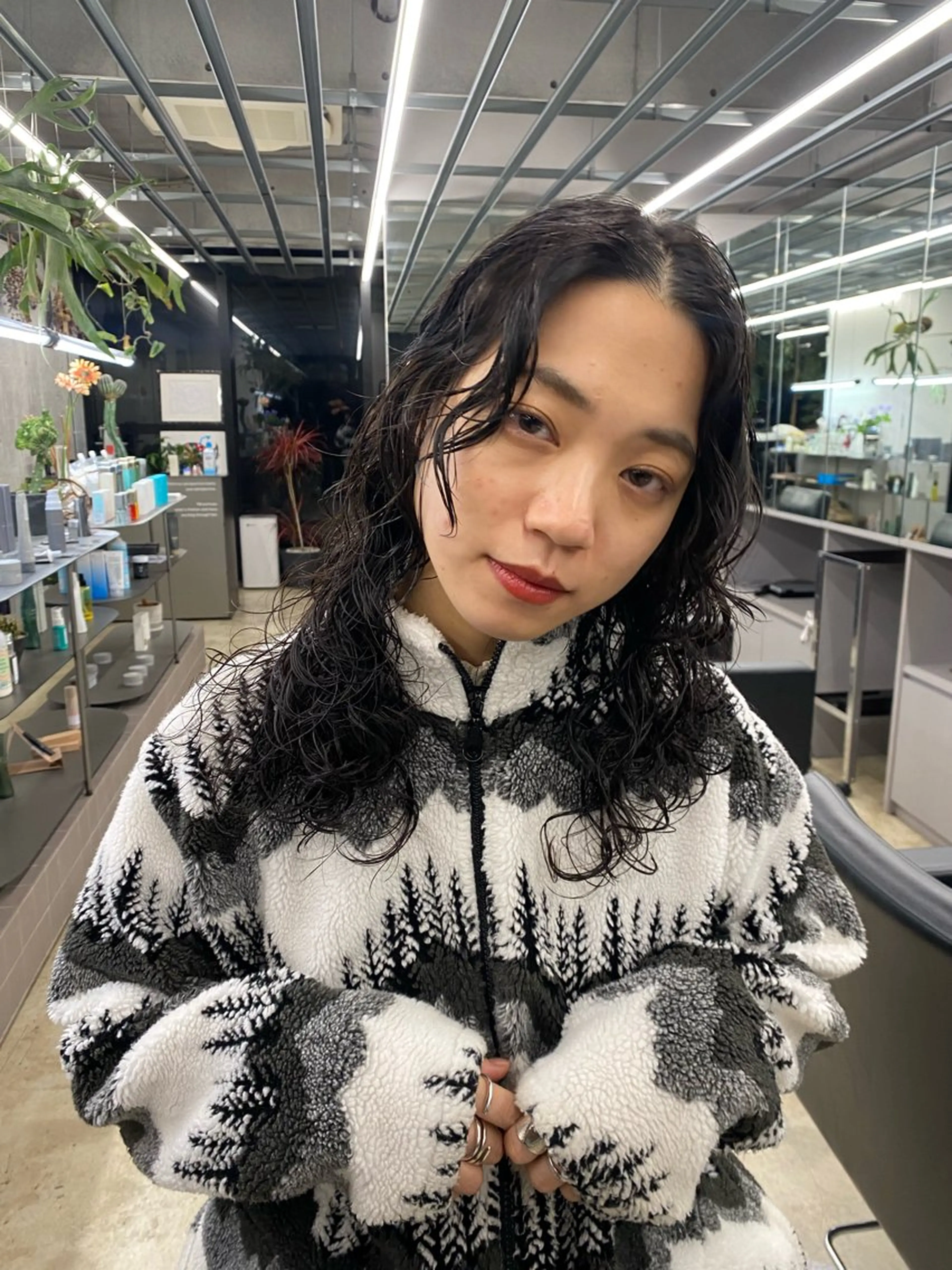 ミディアム カラー パーマ ミディアムパーマ ウルフカット カット ヘアカラー トリートメント 似合わせカット レイヤーボブウルフのヘアスタイル