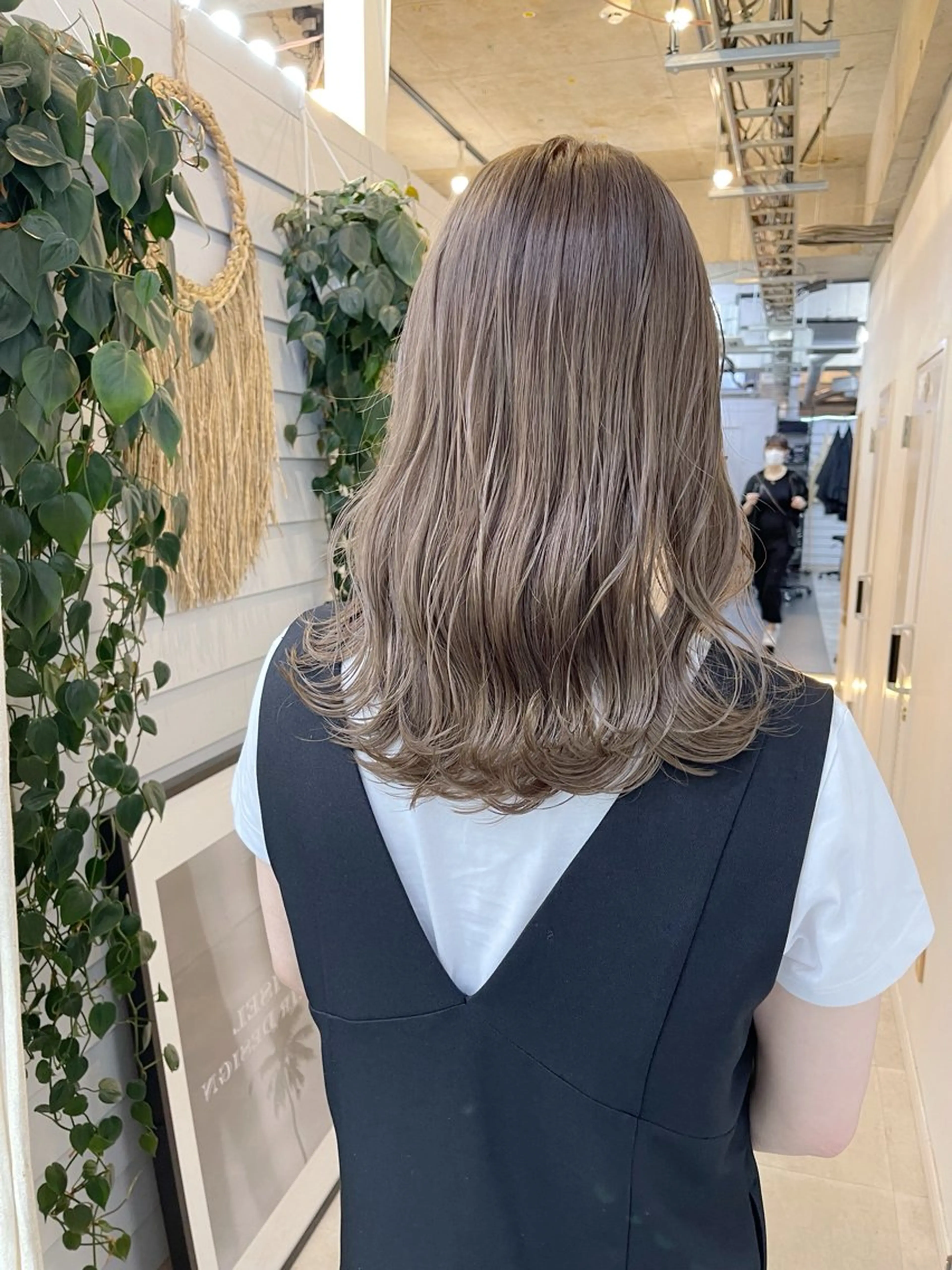 セミロング カラー ベージュカラー グレージュ ミルクティーベージュ ミルクティーグレージュ ヘアカラー トリートメント AiM 大名のヘアスタイル