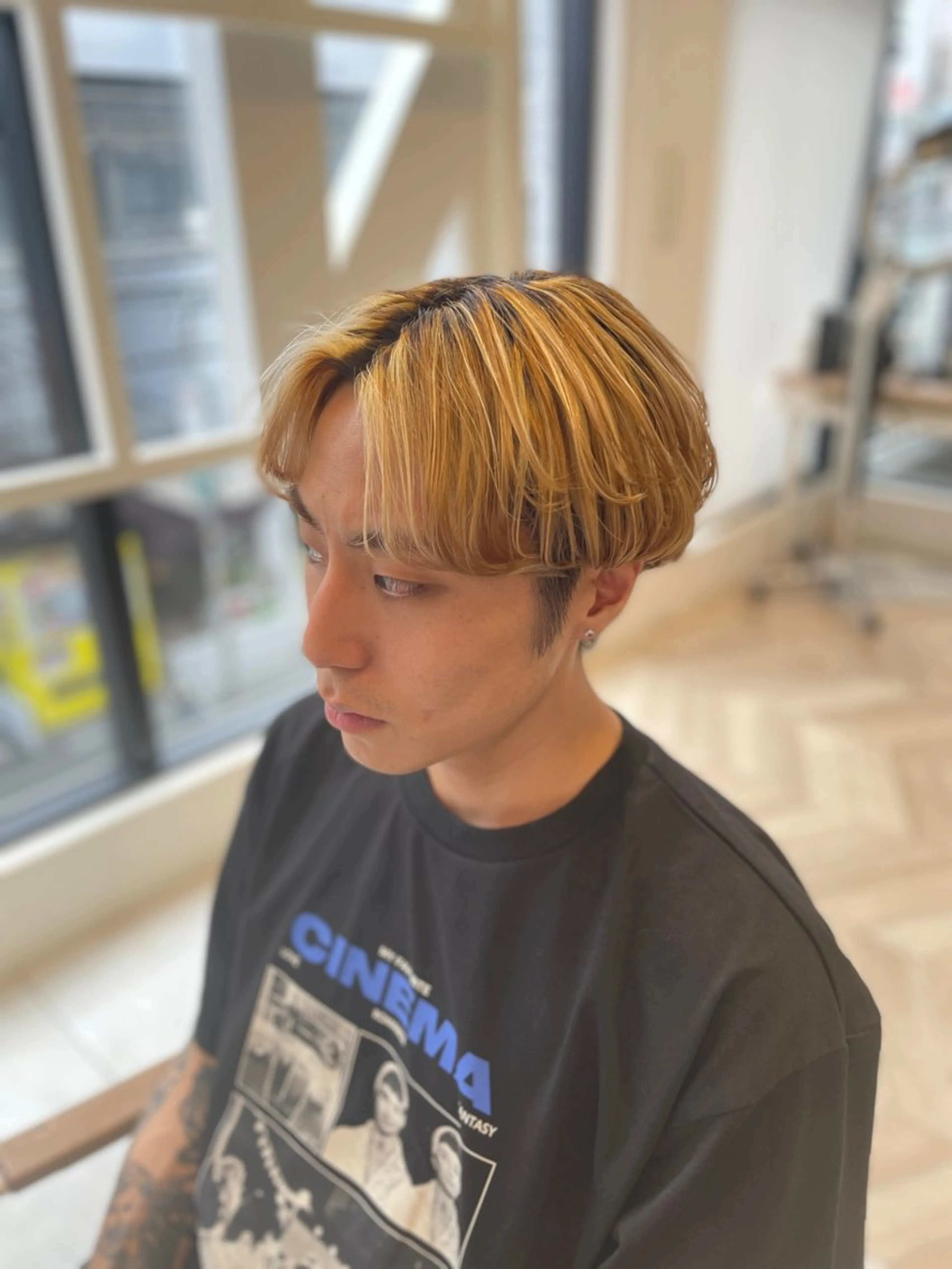 ミディアム メンズ メンズブリーチ カット ヘアカラー トリートメント ツイスト/フェード / 古川　諒のヘアスタイル