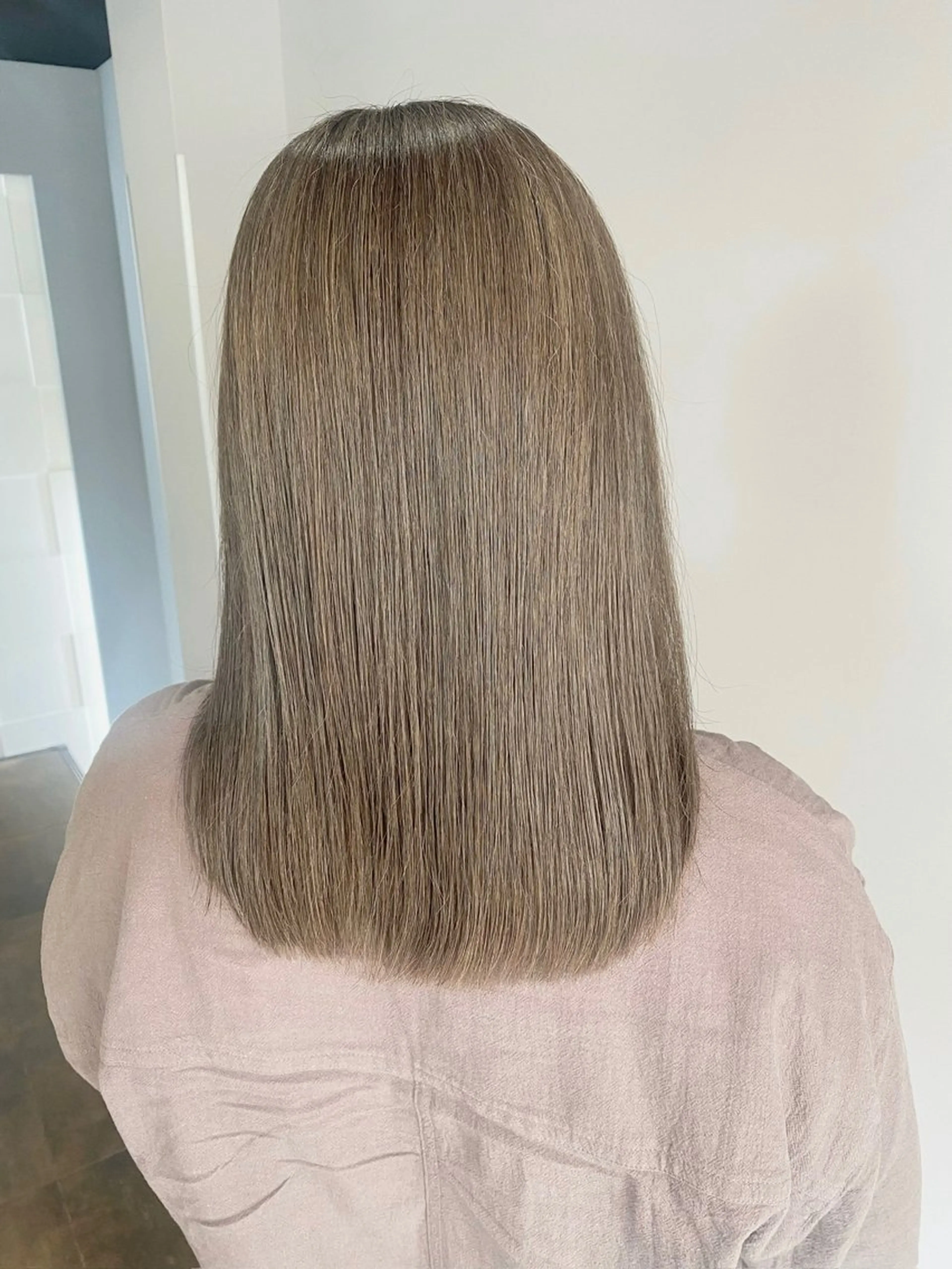 セミロング ハイライト _White所属・ＳＨＩ ＺＵのヘアスタイル