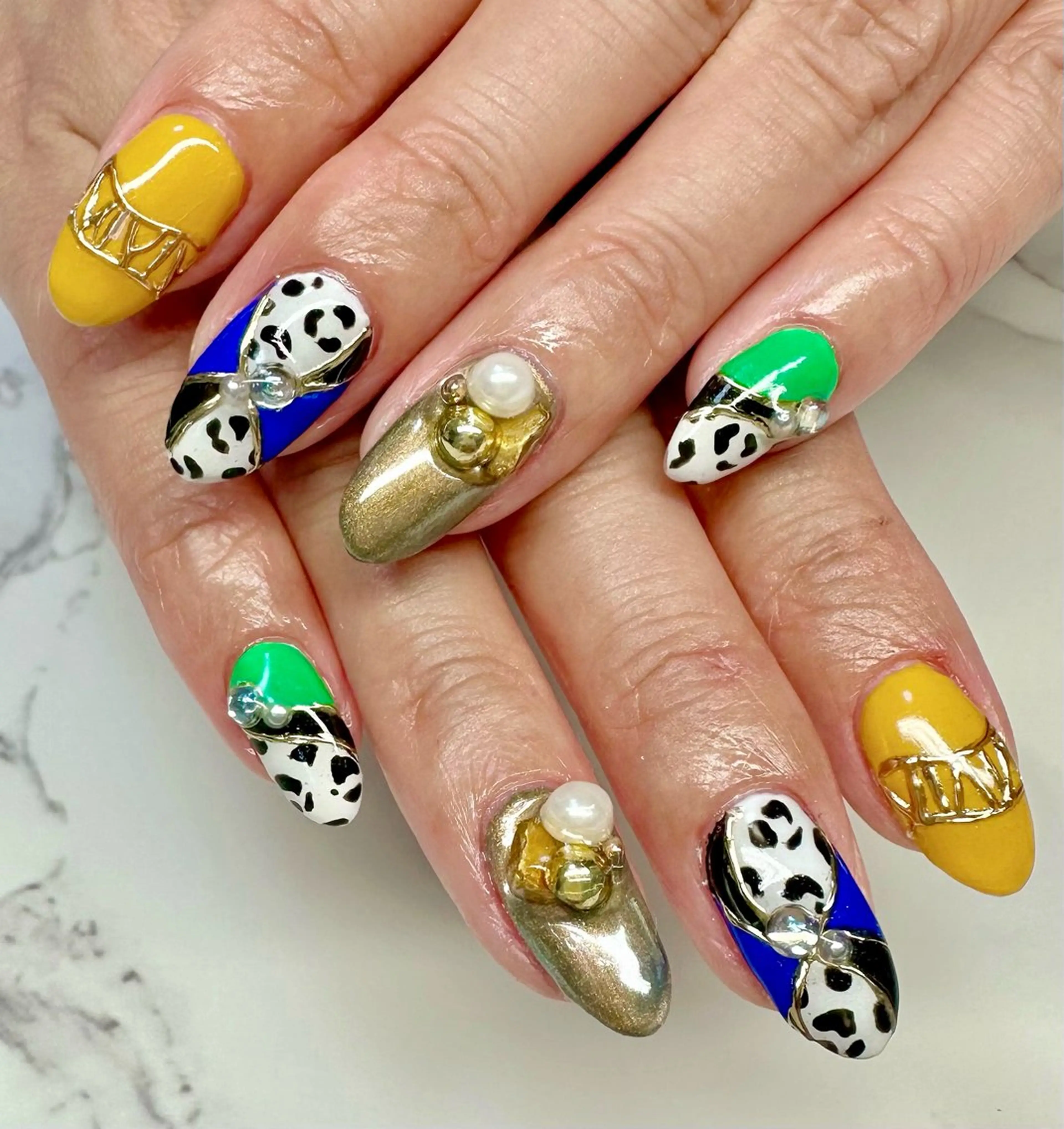 ネイル アニマル柄 キラキラネイル マグネットネイル ミラーネイル ニュアンスネイル M.N_ nailのネイルデザイン