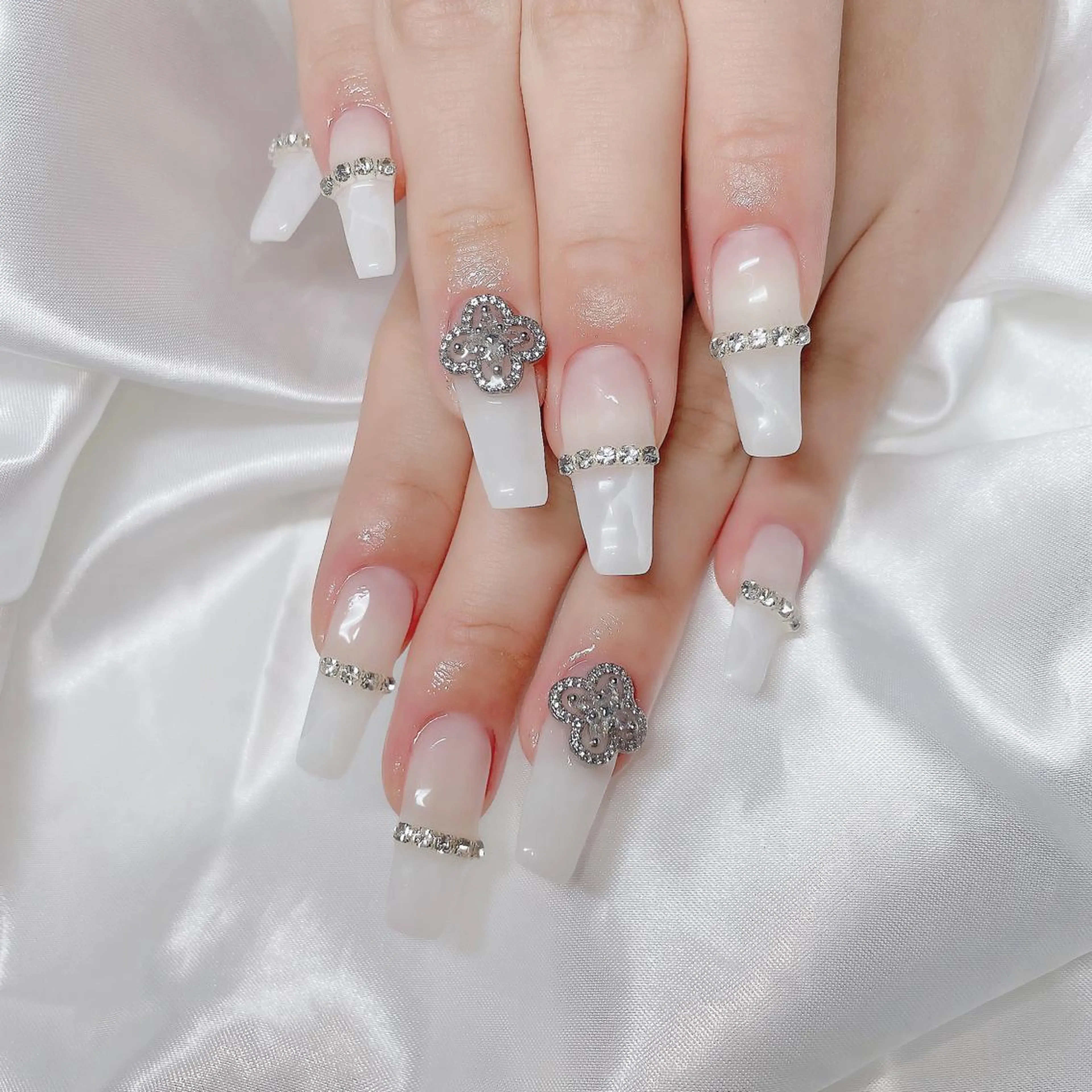 ネイル フラッシュネイル フットネイル フレンチネイル キラキラネイル 韓国ネイル merci nail所属・merci nailのネイルデザイン