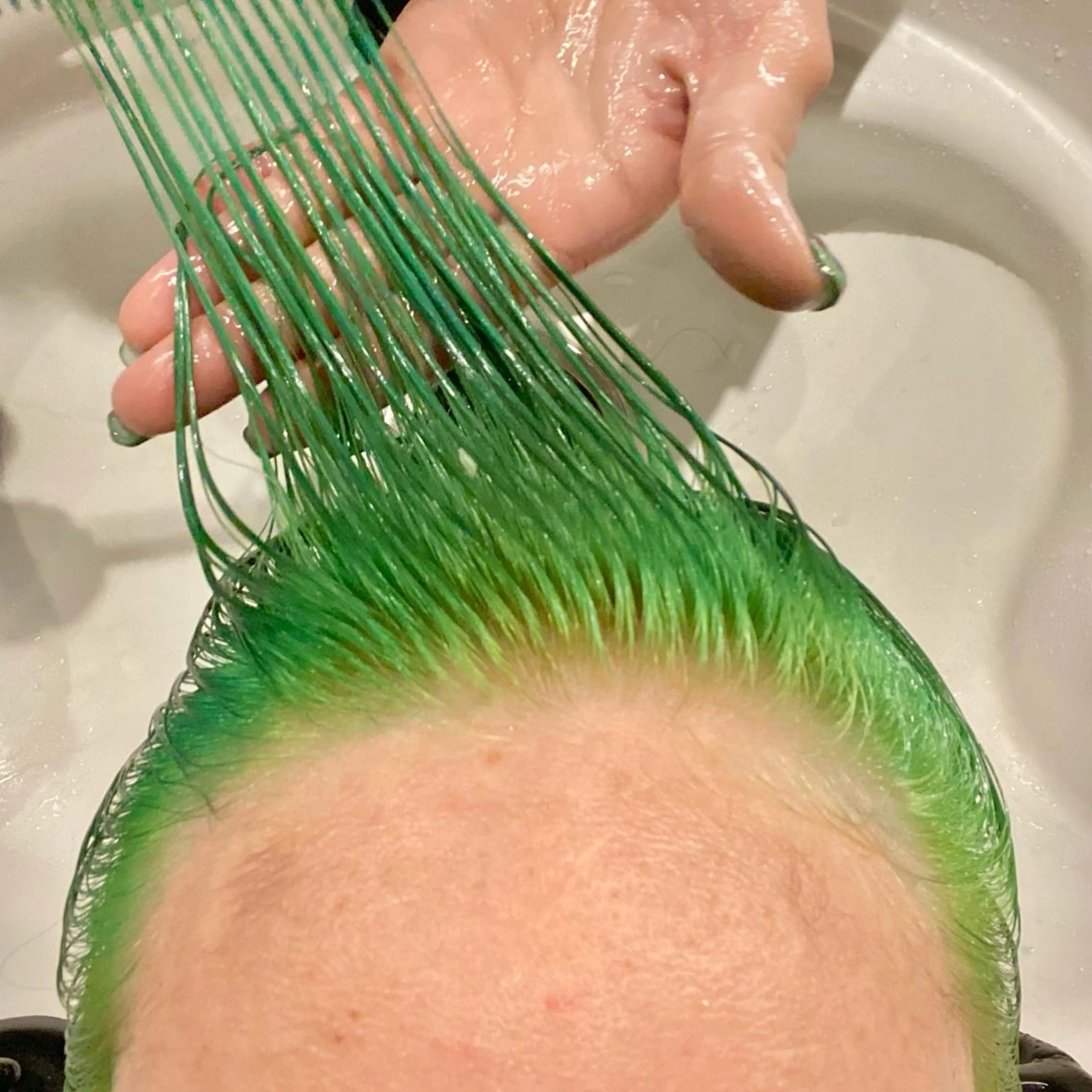 ショート カラー 梅田ハイトーン チダ ヒナノのヘアスタイル