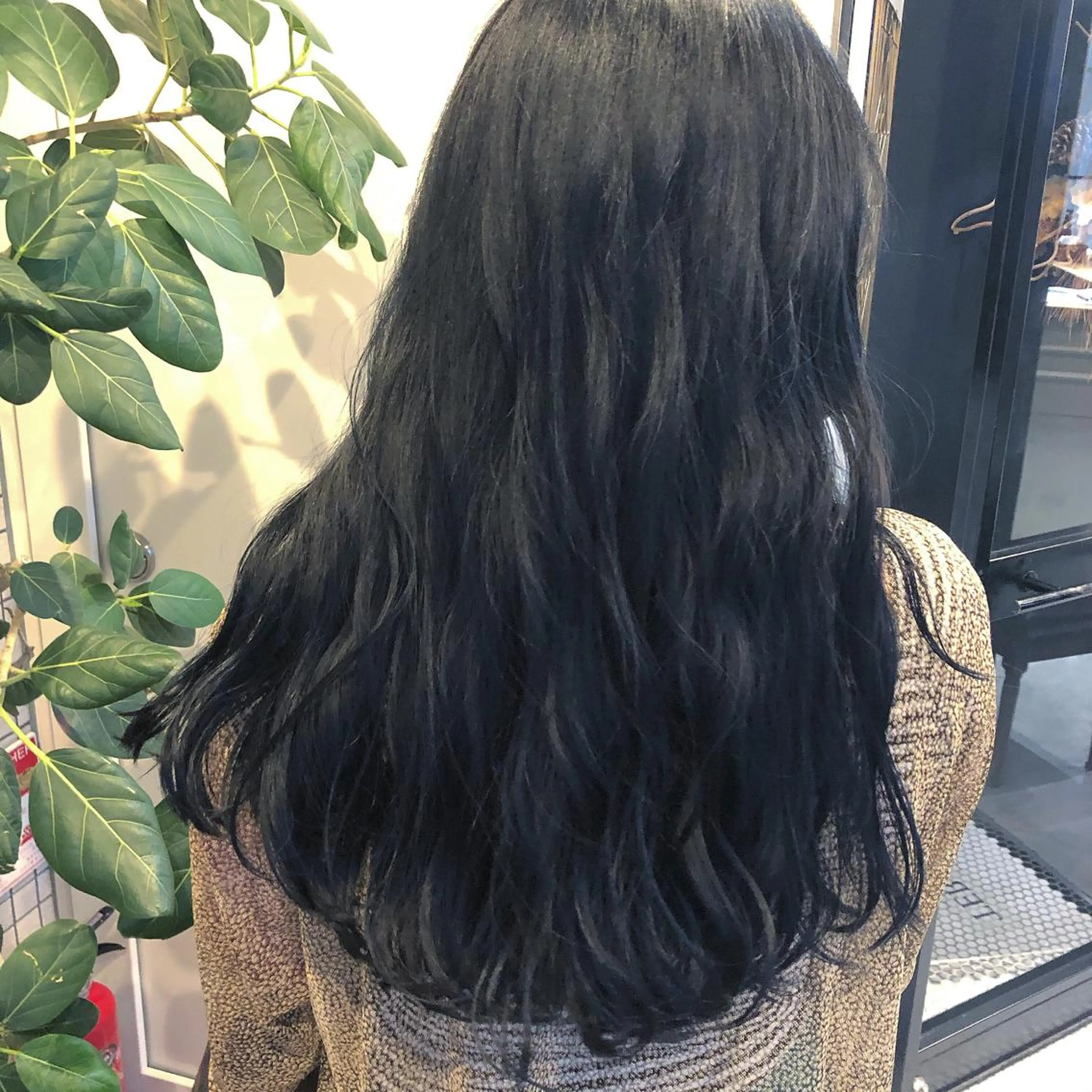 カラー 黒髪 ブルーカラー ブルーブラック カット ヘアカラー トリートメント 土屋 愛海のヘアスタイル