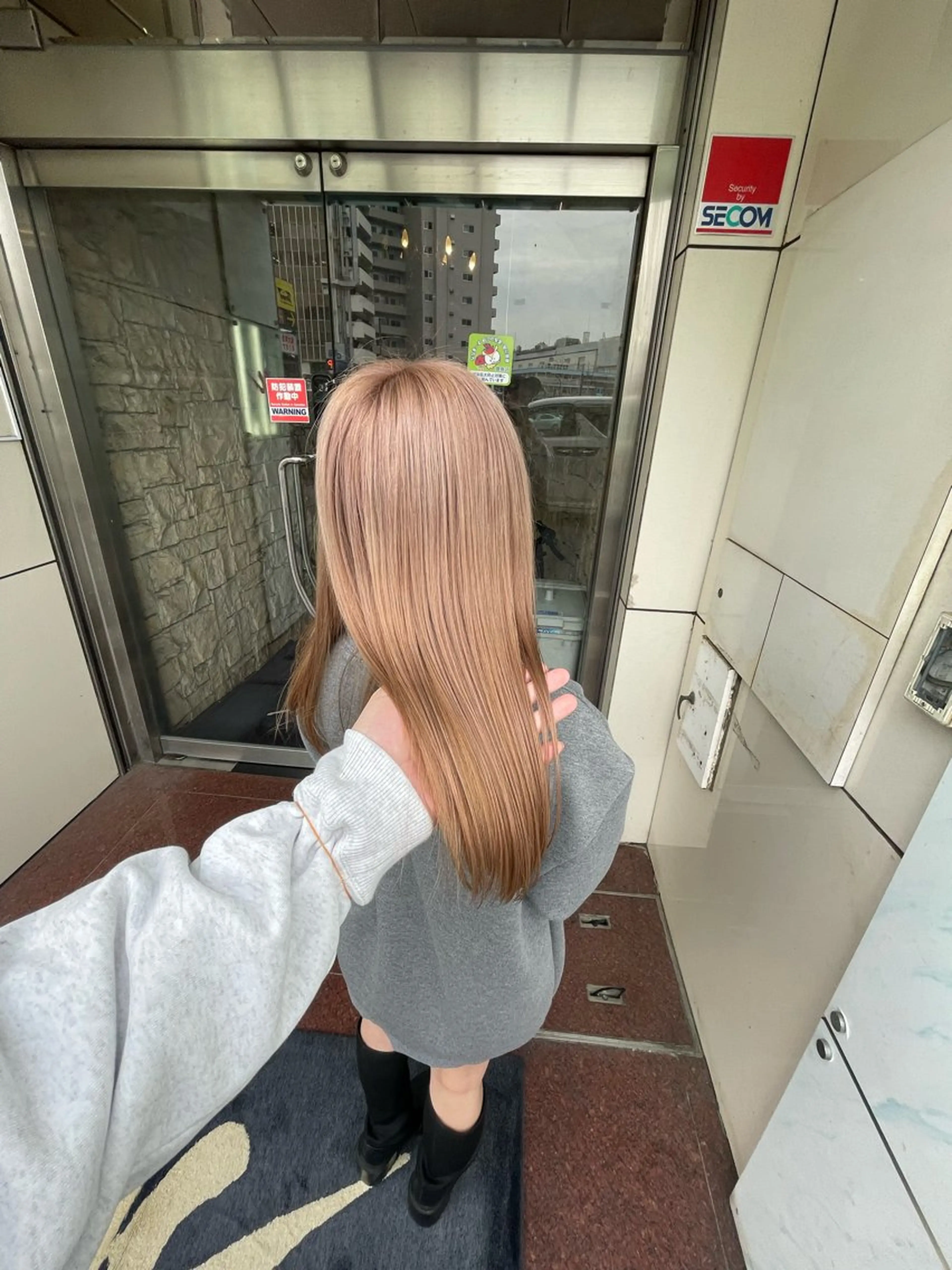 セミロング カラー ベージュカラー ミルクティーベージュ ヘアカラー トリートメント アンククロス/ エクステ／ハイトーンのヘアスタイル