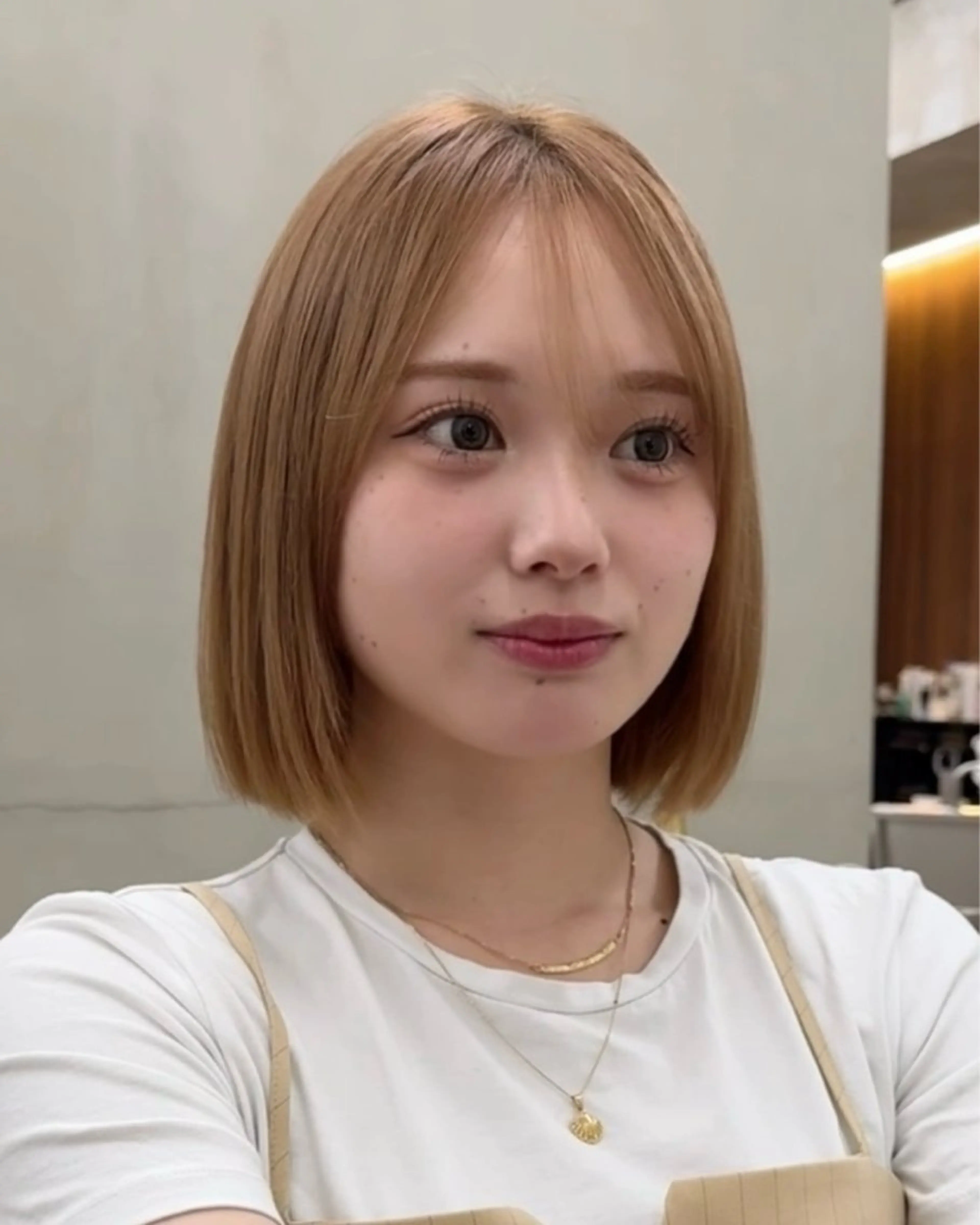 ショート カラー 切りっぱなしボブ ベージュカラー ブリーチ ボブ 顔周り/レイヤー/ ベージュ/みっきーのヘアスタイル