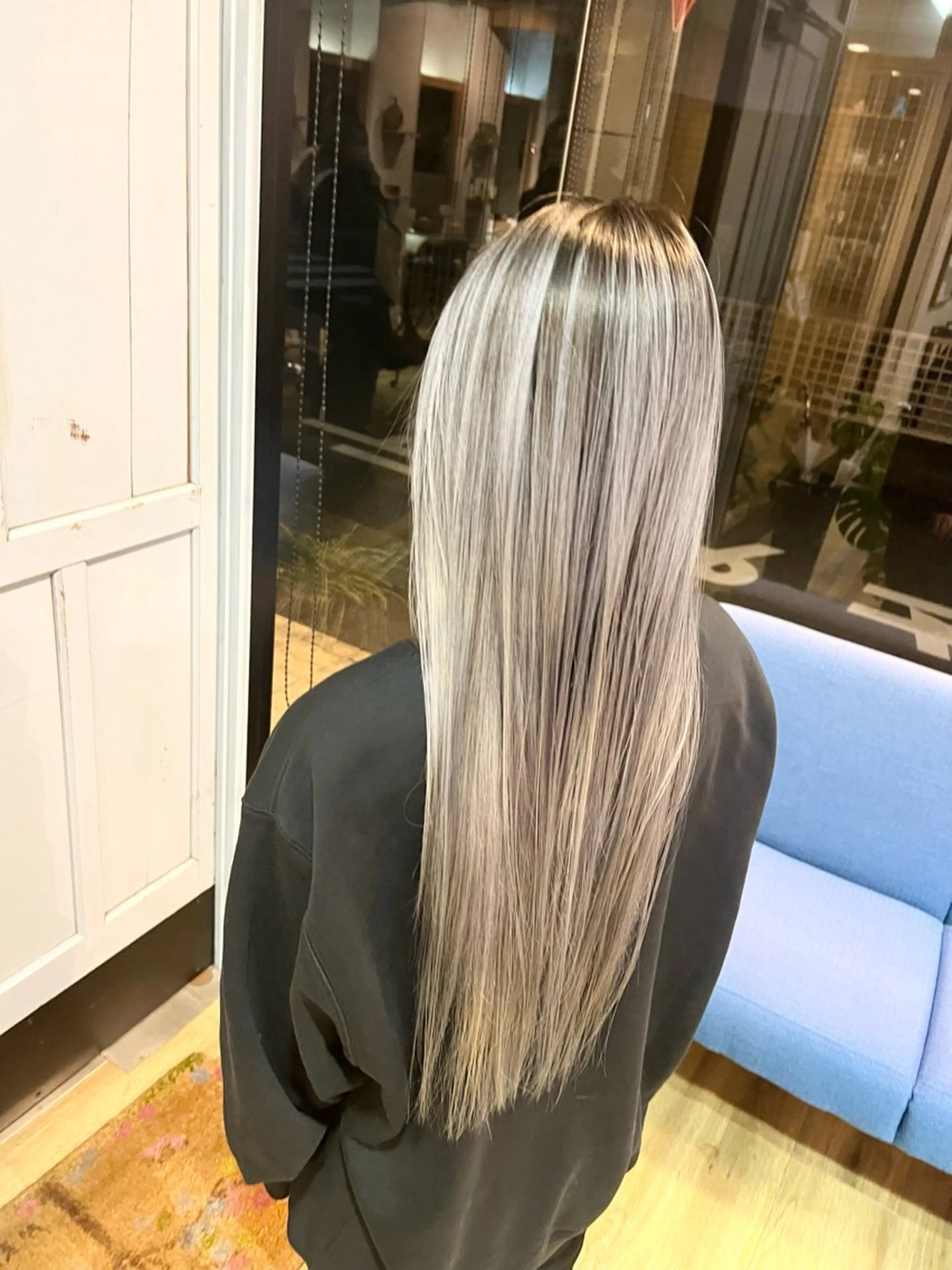 ロング カラー バレイヤージュ ブリーチ シルバー ホワイトシルバー レイヤーカット ヘアカラー トリートメント 堀 望美のヘアスタイル