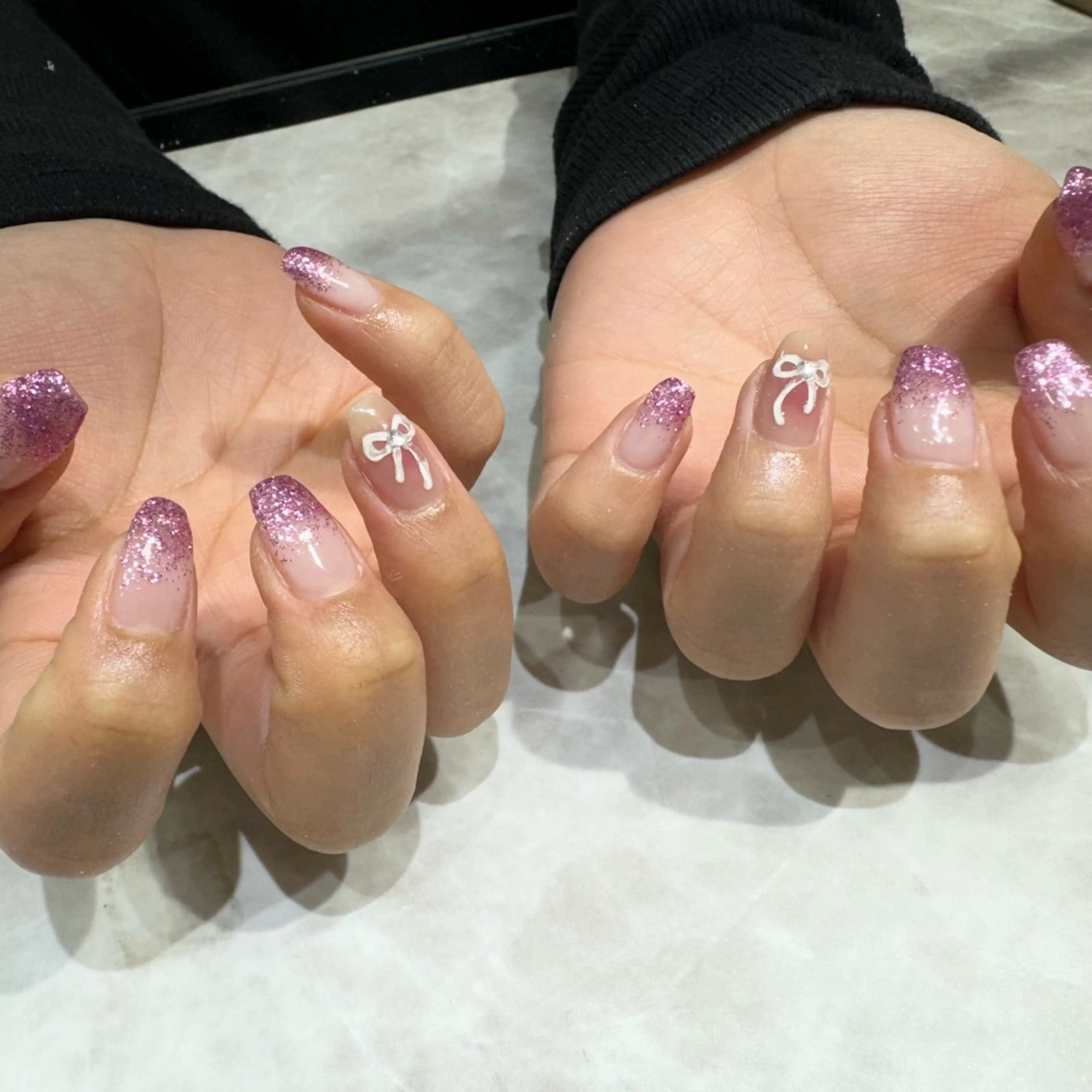 ネイル アートネイル ジェルネイル ラメ(グリッター) ラメグラデーション リボン PlusOnenailsalon所属・粕屋ネイル＆耳つぼ 🫧Natsumiのネイルデザイン