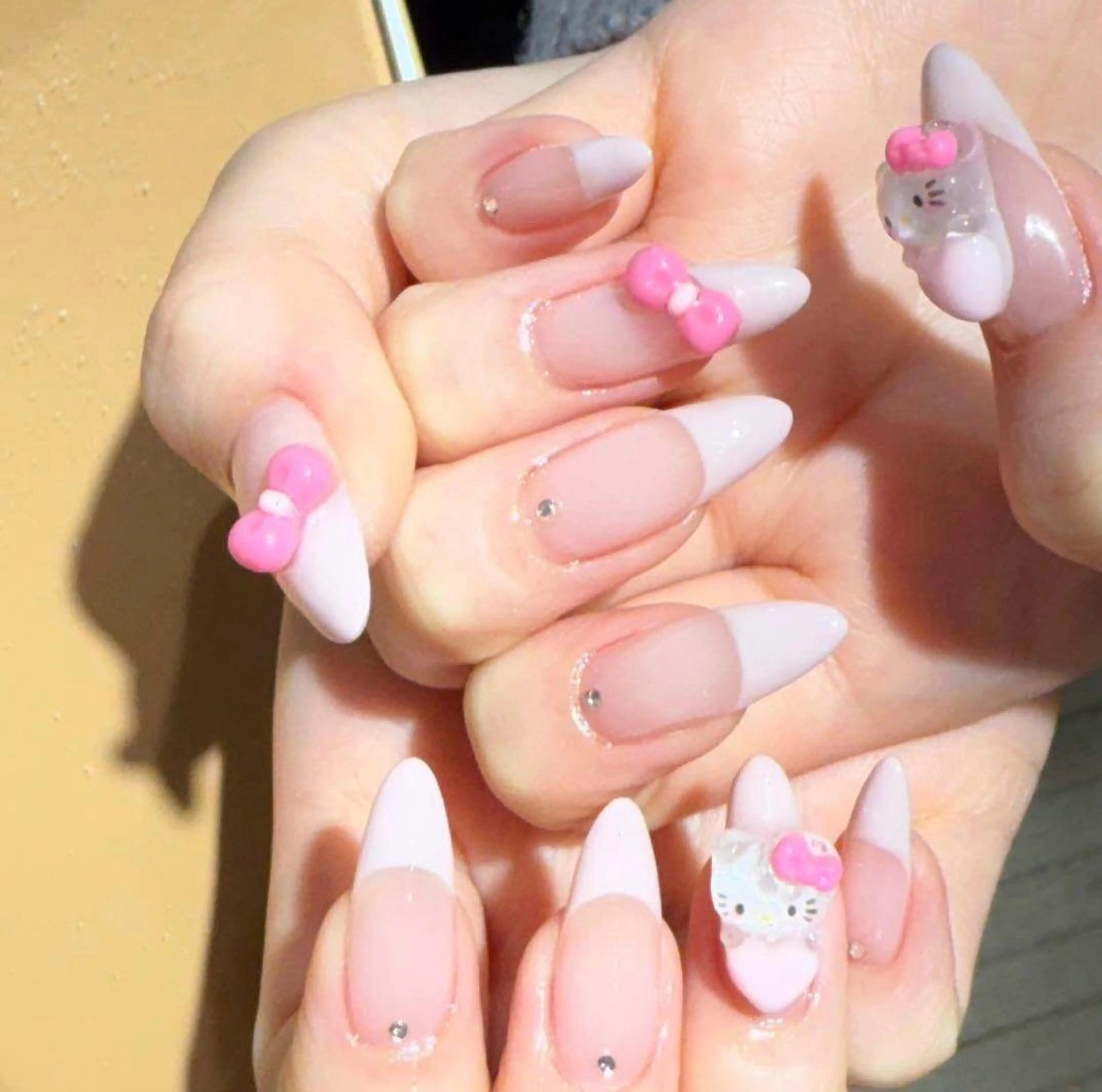 ネイル チークネイル 長さ出し フラワーネイル フレンチネイル ガーリー sun nail池袋 モデル募集のネイルデザイン