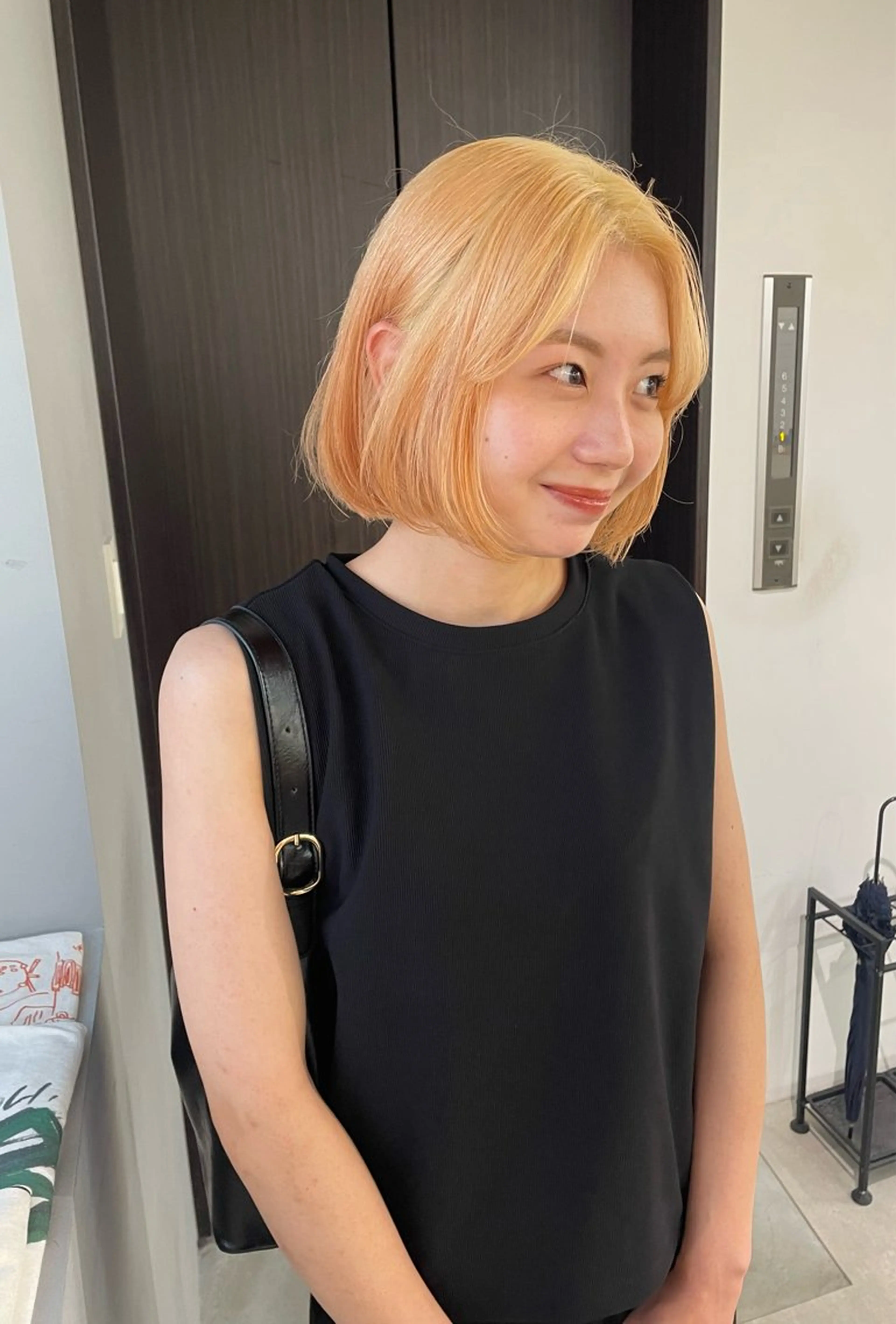 ショート カラー ブリーチ 抜きっぱなしブロンド ブロンド ケアブリーチ ダブルカラー ヘアカラー トリートメント MIU/ルーツカラー ボブ/顔周りレイヤーのヘアスタイル
