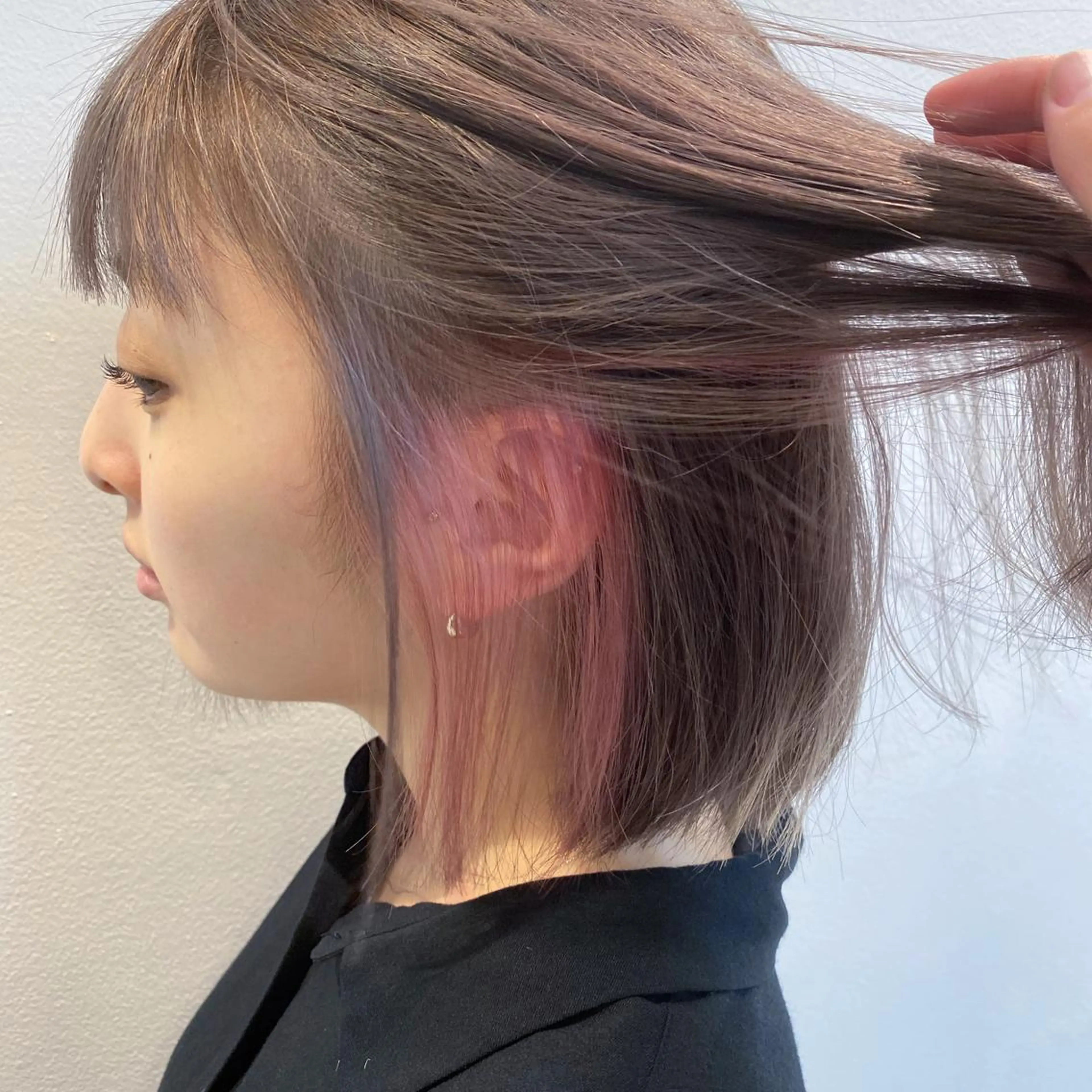 ショート カラー グレージュ ピンクカラー 佐々木 雪菜のヘアスタイル