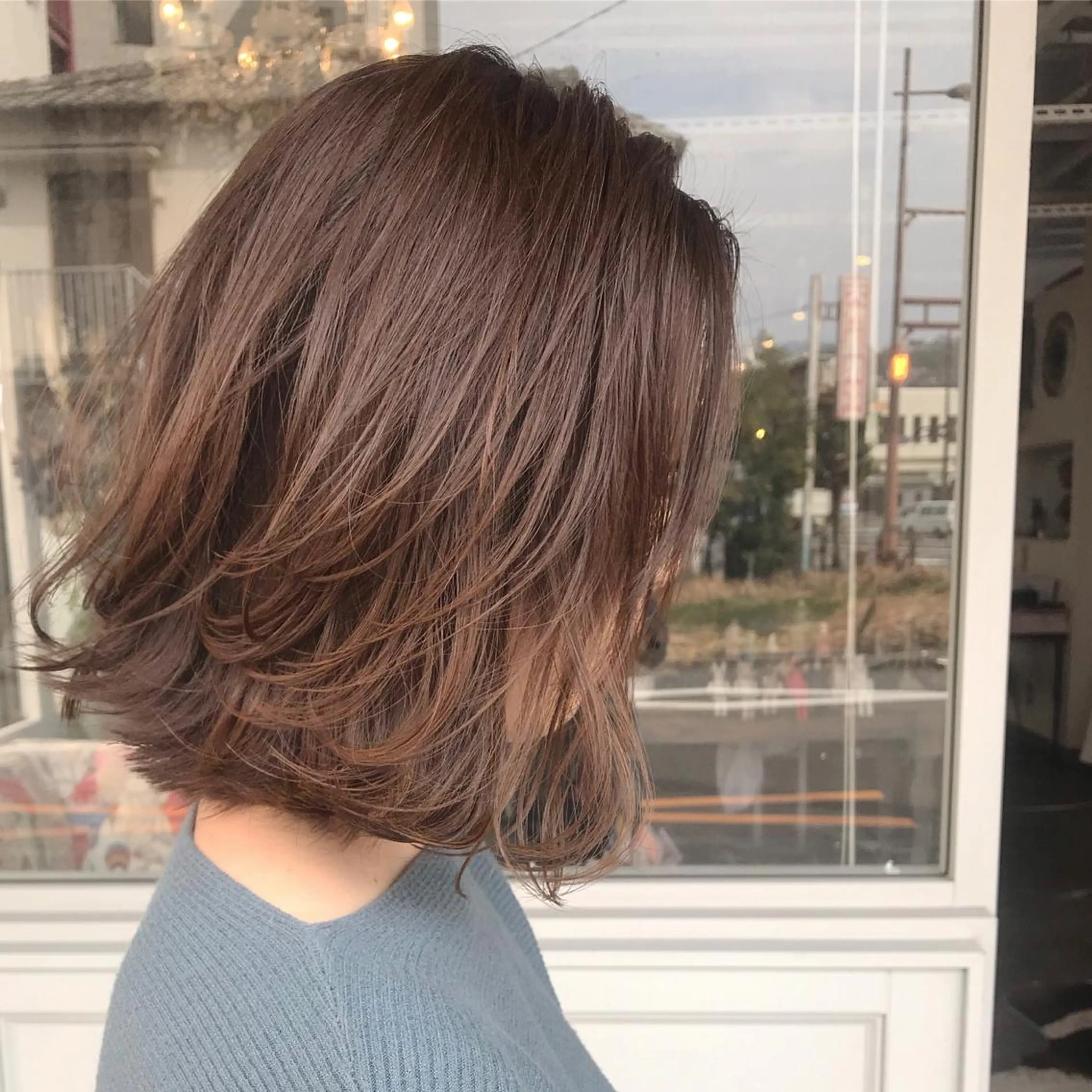 ミディアム カラー ヘアアレンジ お団子ヘア 切りっぱなしボブ バレイヤージュ ブリーチ デザインカラー Mariana/ 鶴原-ハイライトのヘアスタイル