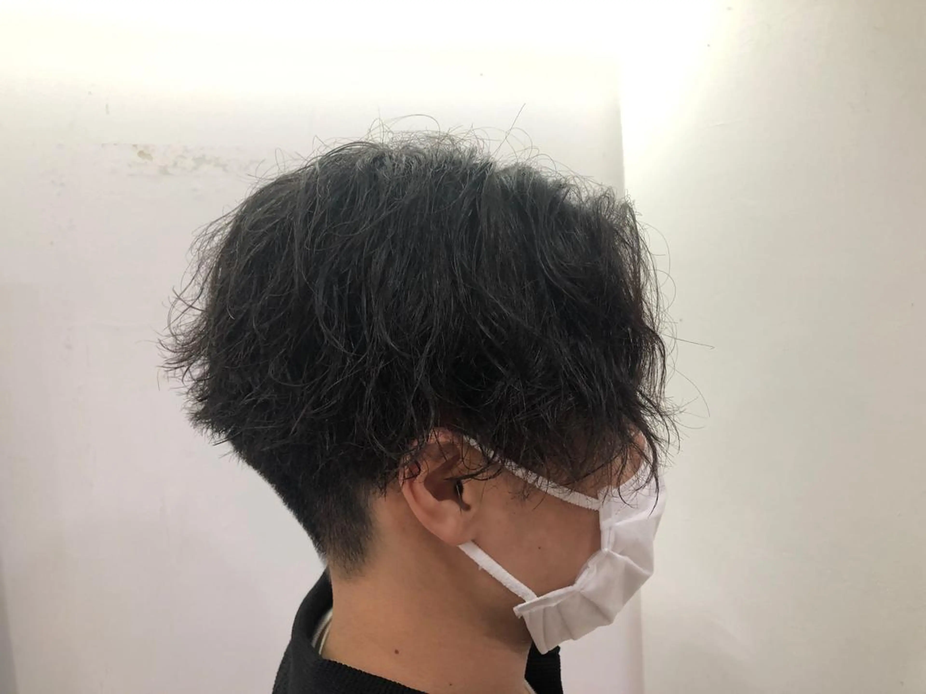ミディアム パーマ メンズ ミディアムパーマ センターパート メンズパーマ スパイラルパーマ カット パーマ 毛流れヘアの達人 店長　須田龍世のヘアスタイル