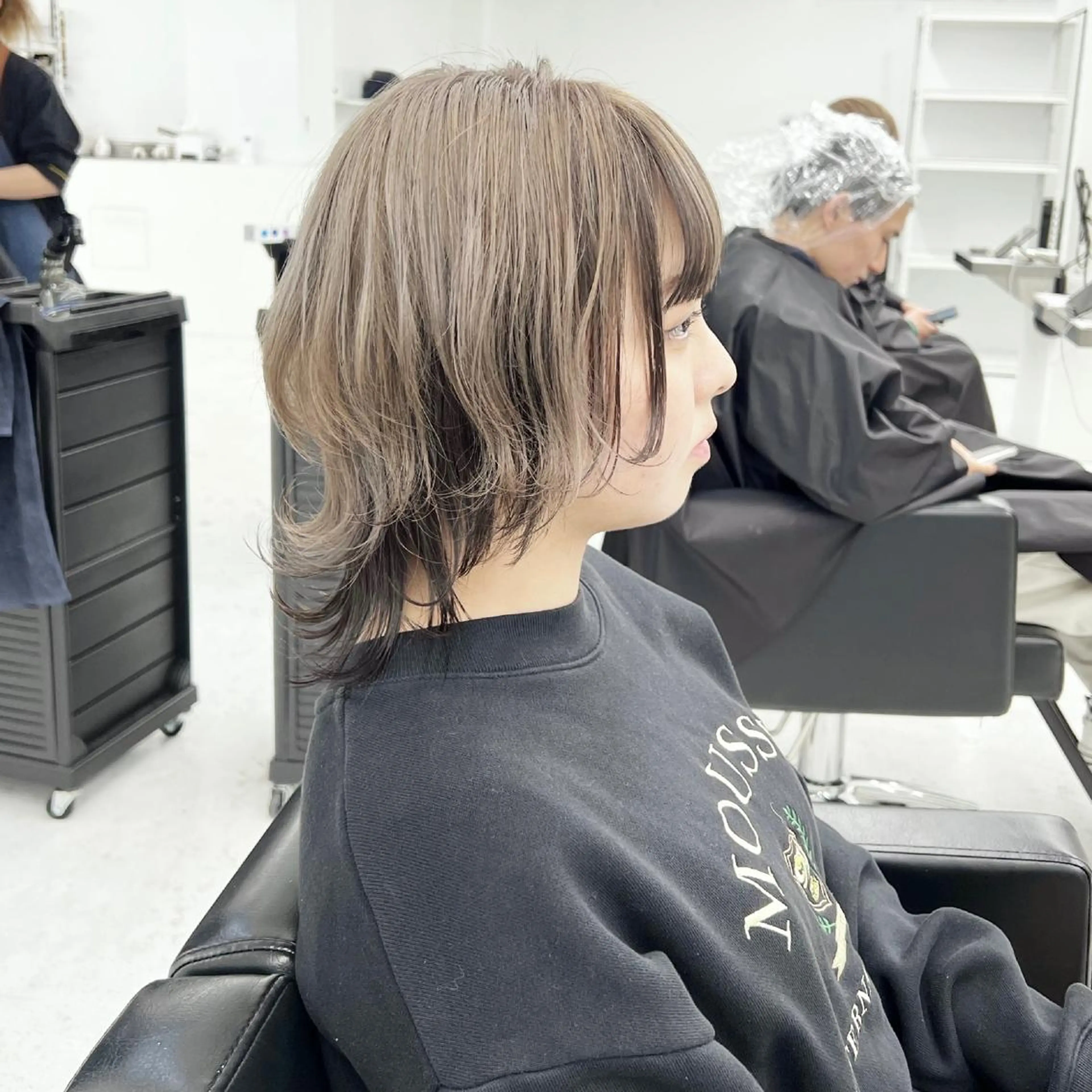 ショート カラー ヘアアレンジ ショートレイヤー ミストバング ベージュカラー ブリーチ デザインカラー カット ヘアカラー トリートメント 大橋 拓巳のヘアスタイル