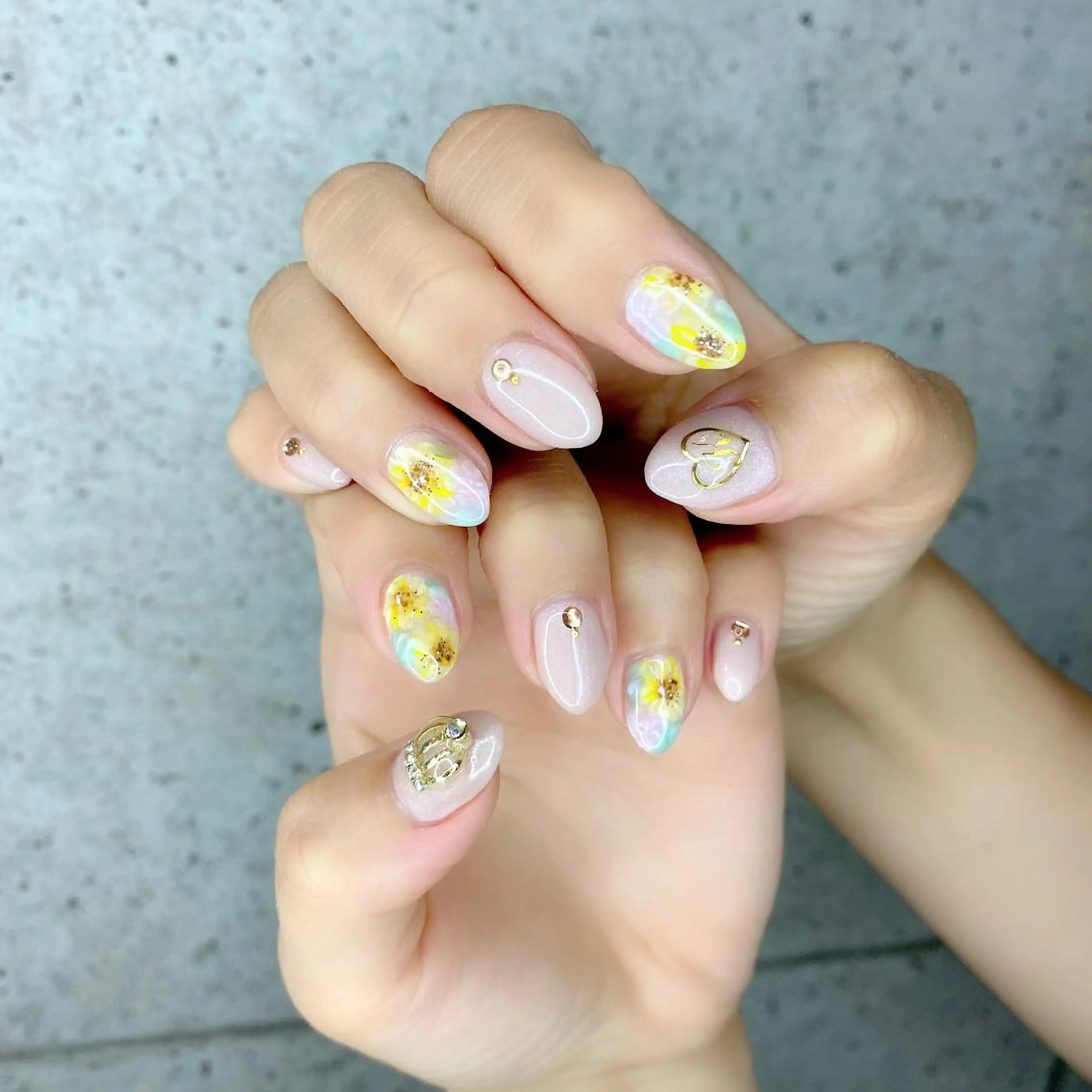 ミディアム カラー パーマ ヘアアレンジ キッズ ネイル マツエク・マツパ アイブロウ フラワーネイル ハート Salon Ｋのネイルデザイン
