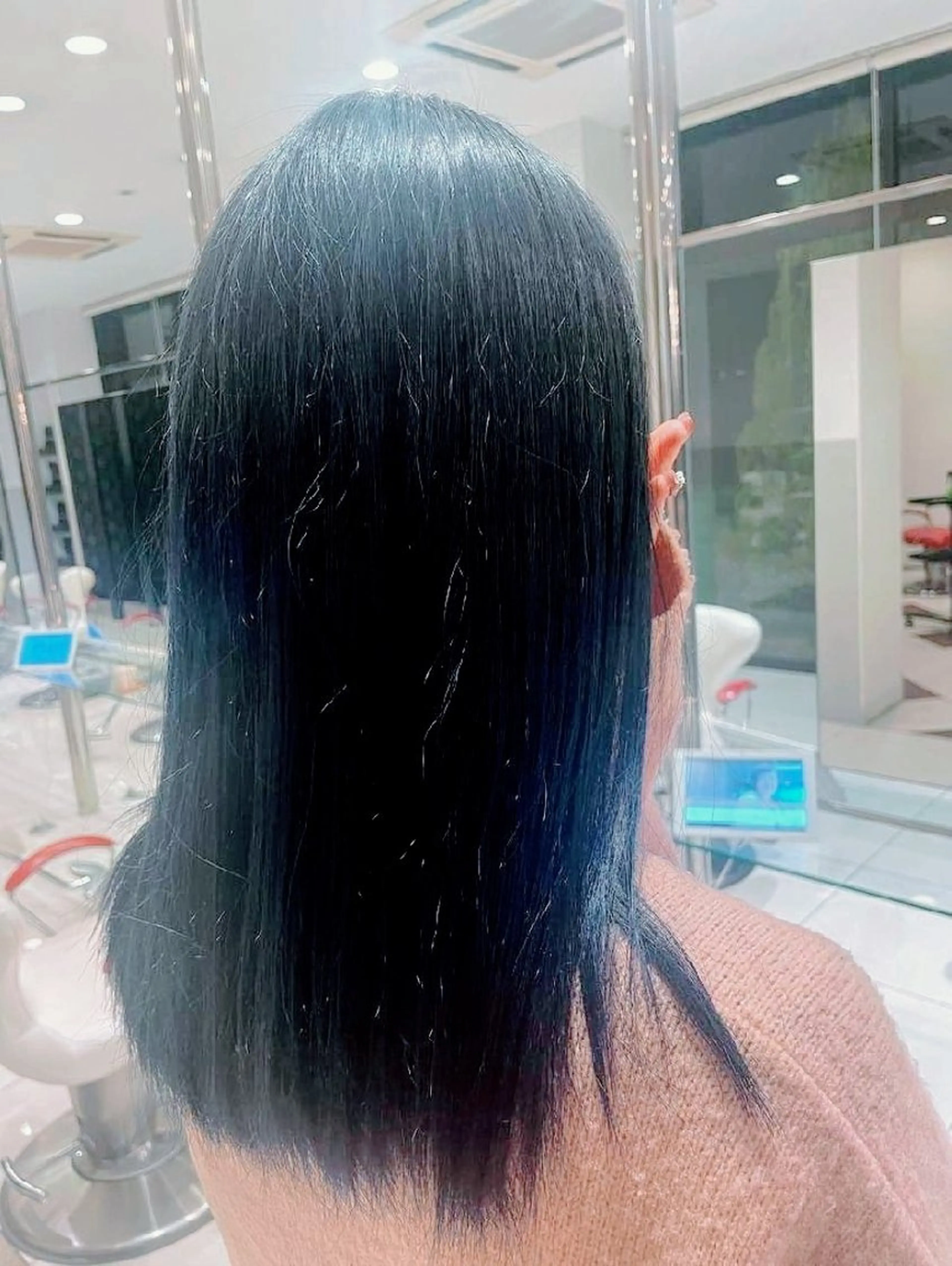 ロング カラー ブリーチ ネイビーカラー 婦中／メンズ/パーマ カラー/縮毛/波巻きのヘアスタイル