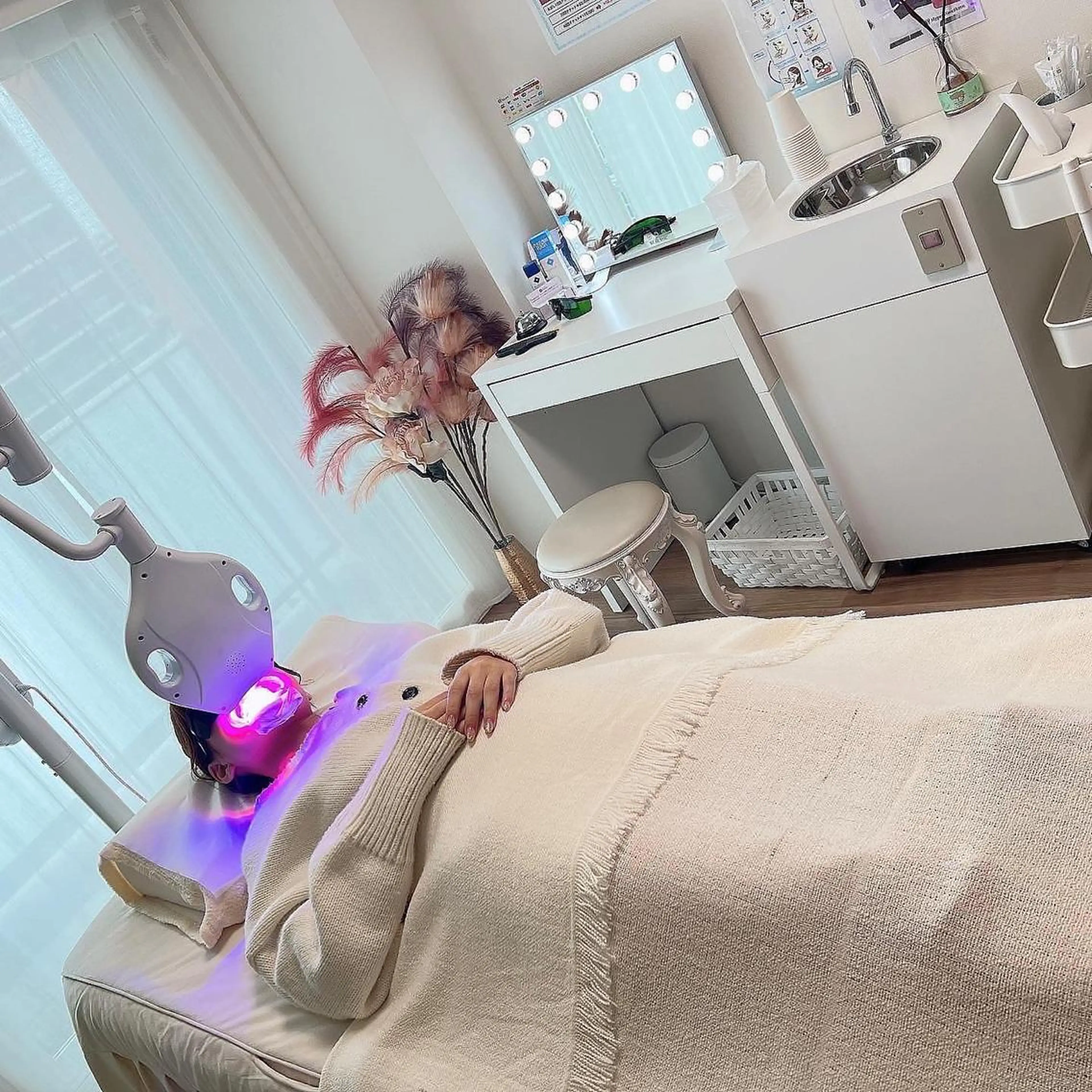 ミディアム カラー パーマ ヘアアレンジ メンズ キッズ ネイル マツエク・マツパ アイブロウ ホワイト 【ハーブ×毛穴洗浄】 THE MORE千葉のエステ・リラクイメージ