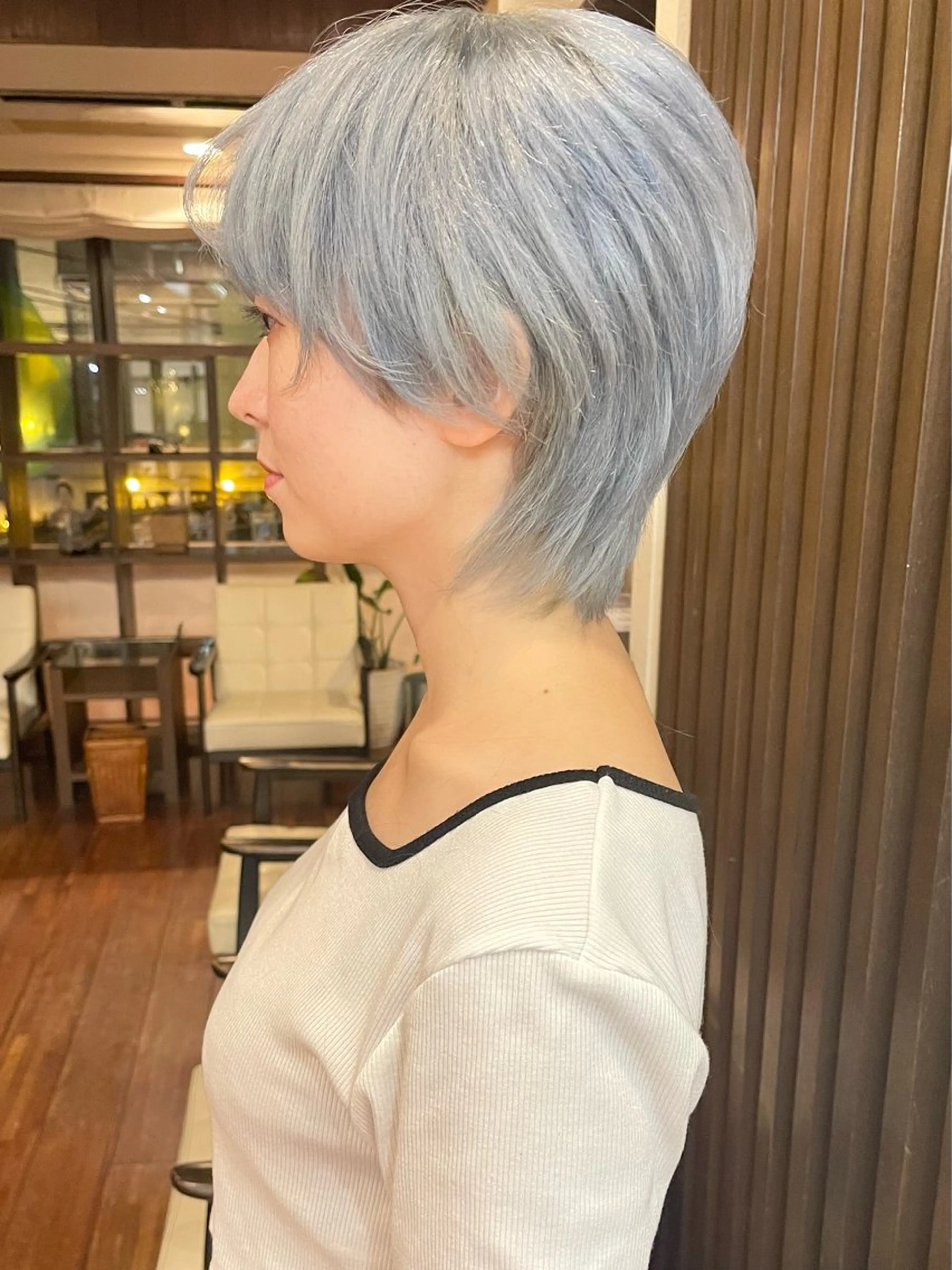 ショート カラー シルバー カット ヘアカラー トリートメント 髪質改善ｶﾗｰ ｹｱﾌﾞﾘｰﾁ/ﾀﾑのヘアスタイル