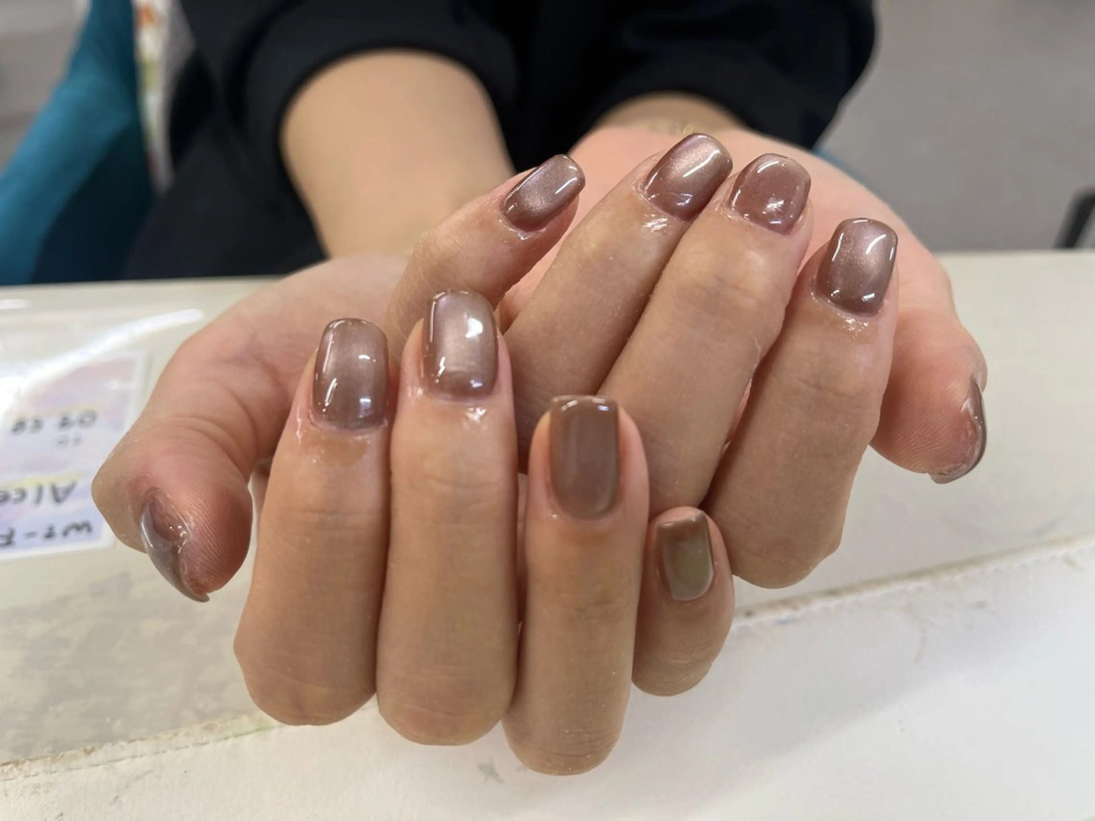 【ハンドモデル】(オフ込み)マグネット/ミラー/オーロラの写真