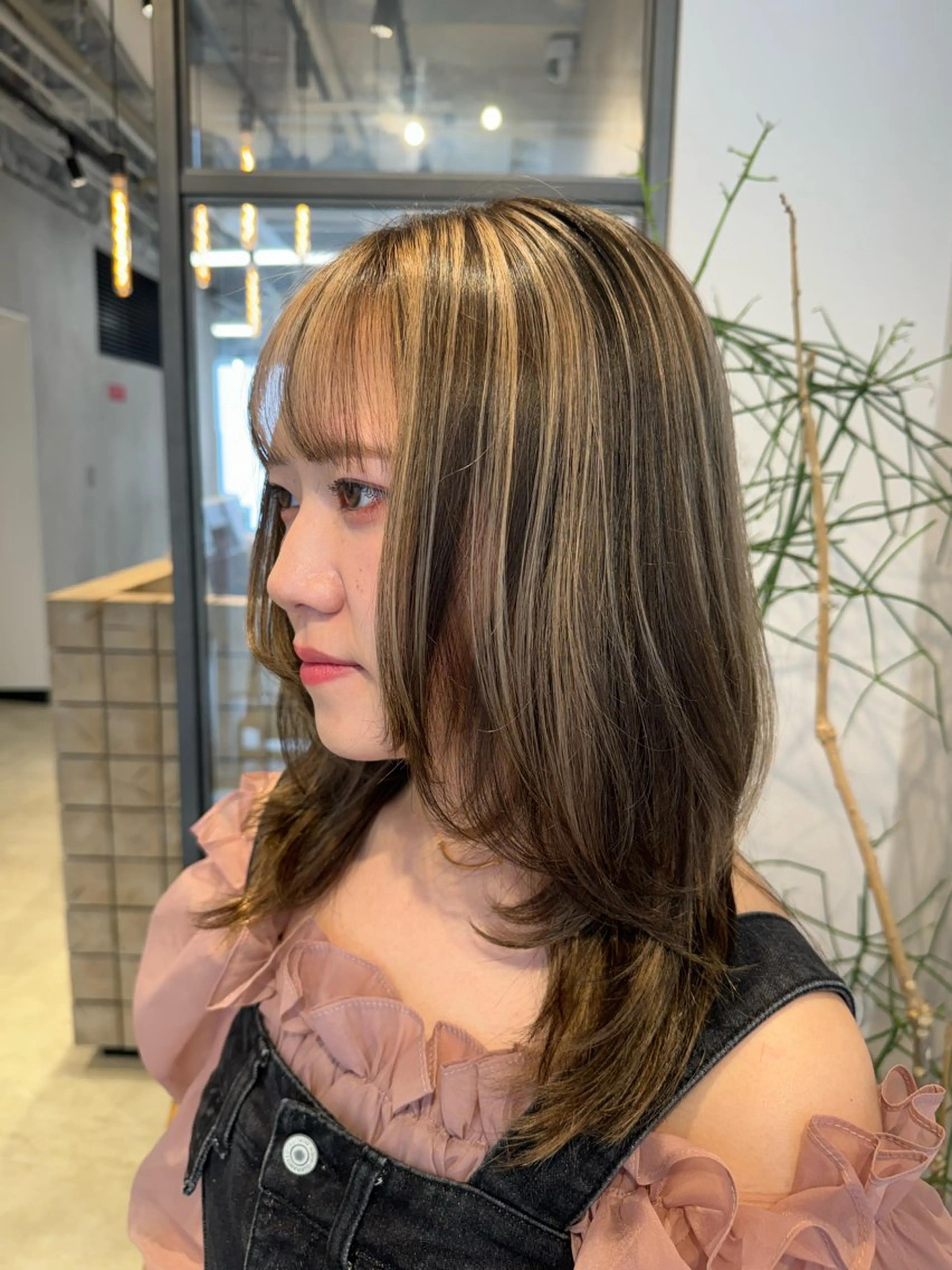 セミロング カラー ベージュカラー ブリーチ ハイライトカラー ハイライト ヘアカラー トリートメント 透明感カラー✨艶髪 制作🌱山根あゆみのヘアスタイル