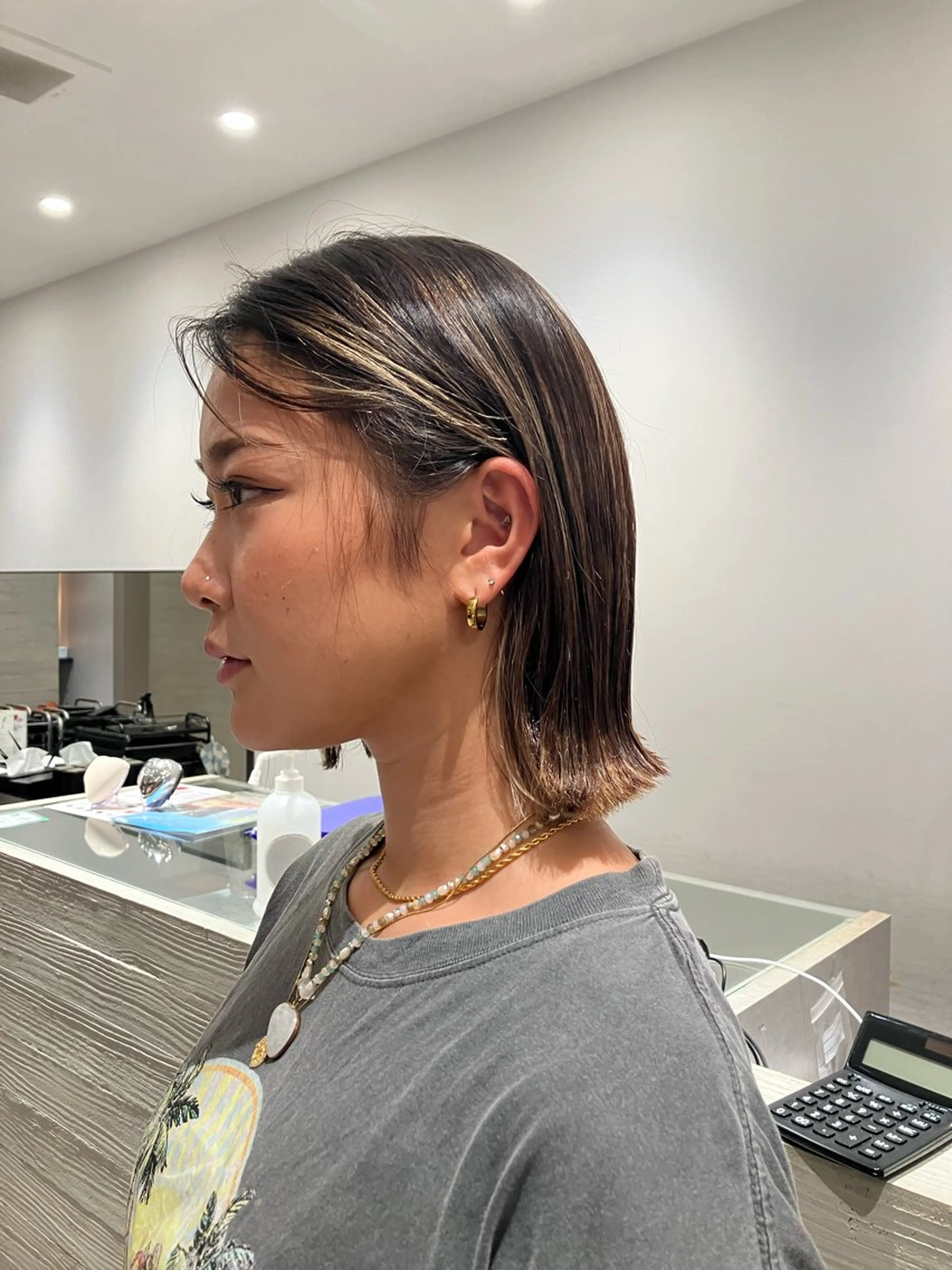 ショート ボブ 外ハネヘア サキ🤍ハイトーン 🩰くびれ巻きヘアのヘアスタイル