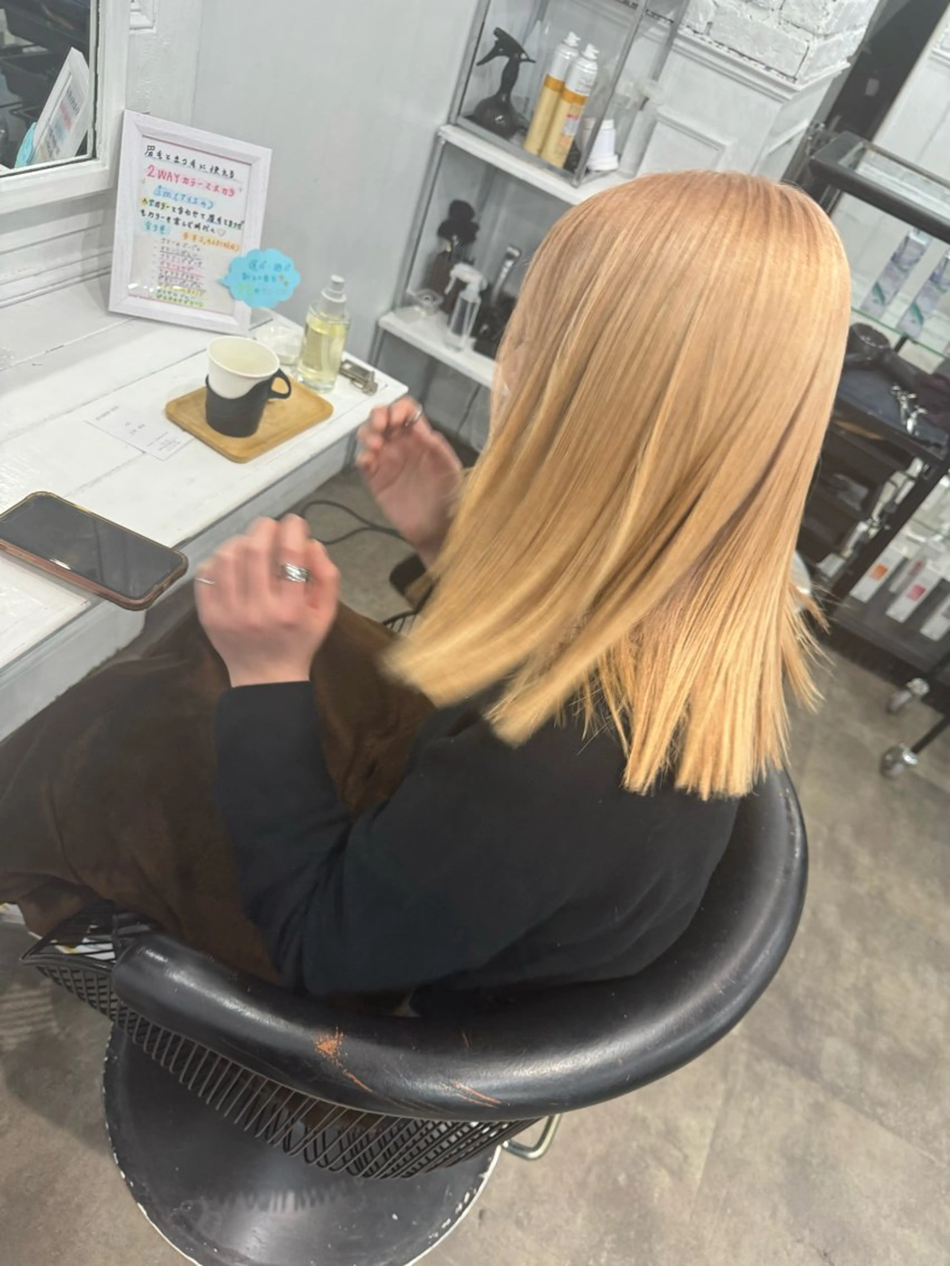 セミロング カラー バレイヤージュ ミストバング ベージュカラー ブリーチ 抜きっぱなしブロンド カット ヘアカラー トリートメント SALOWIN札幌大通り所属・札幌ハイトーン/ ブリーチカラー/ドイのヘアスタイル
