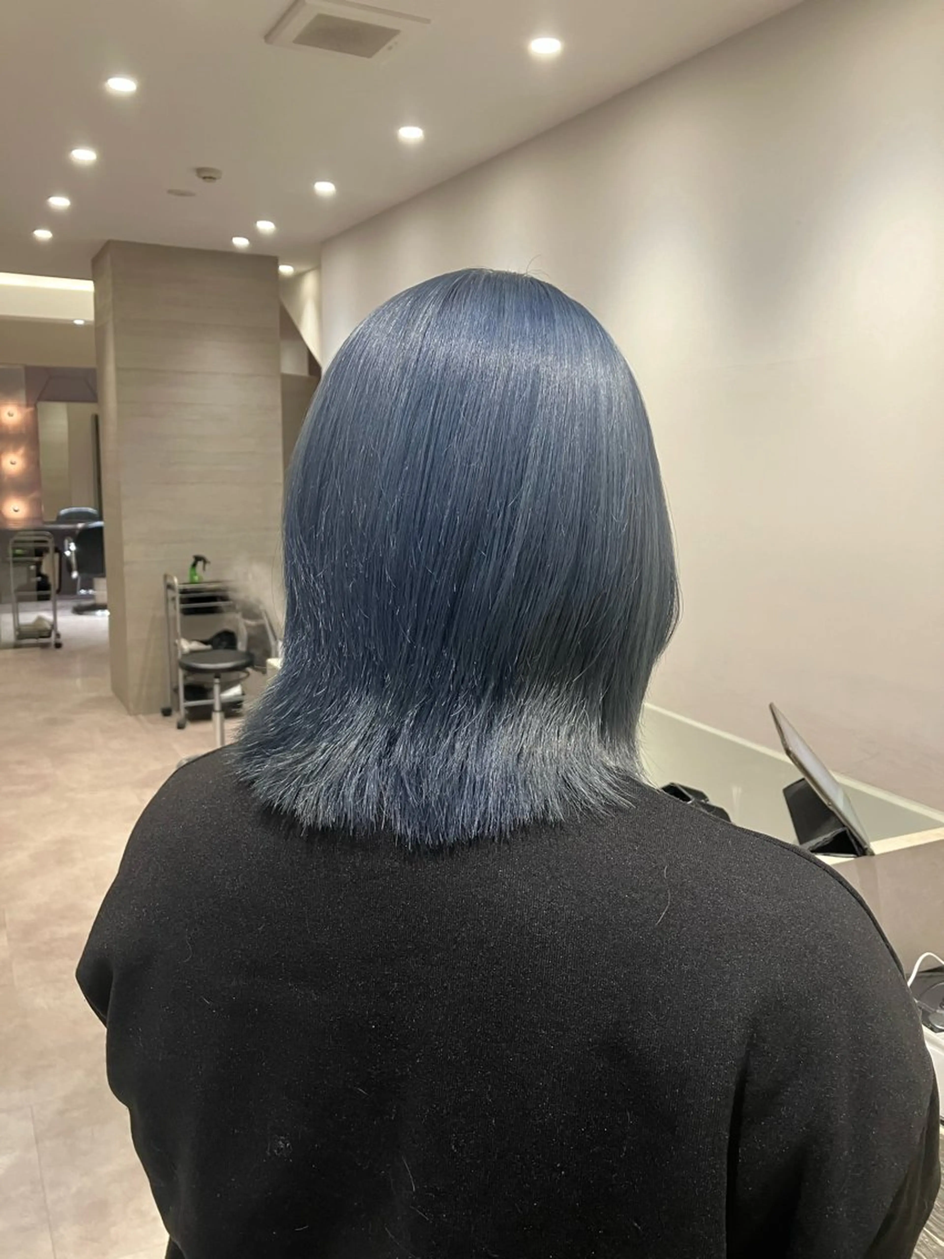 ミディアム カラー ブリーチ ブルーカラー シルバー サキ🤍ハイトーン 🩰くびれ巻きヘアのヘアスタイル