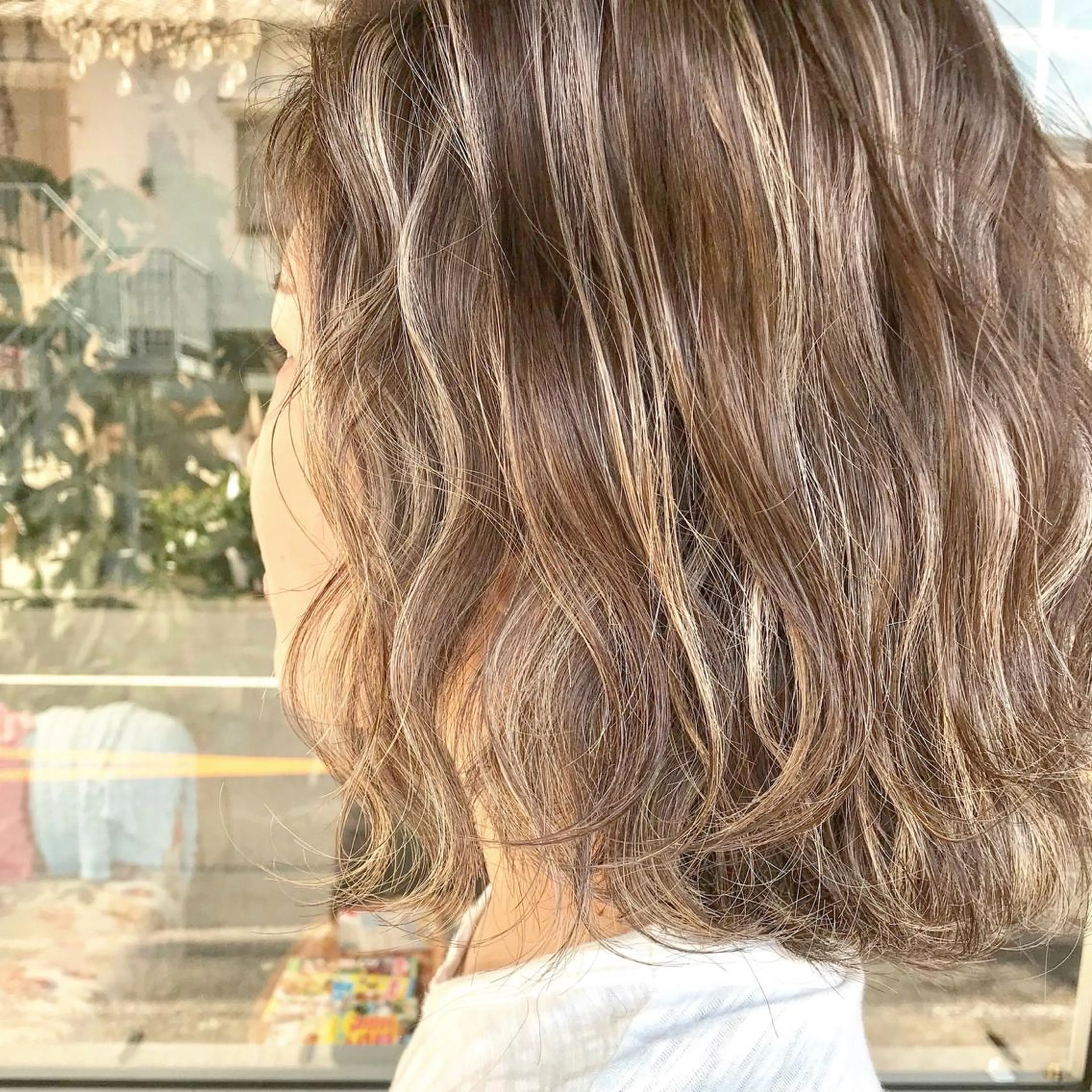 ミディアム カラー ヘアアレンジ お団子ヘア 切りっぱなしボブ バレイヤージュ ブリーチ グラデーションカラー Mariana/ 鶴原-ハイライトのヘアスタイル