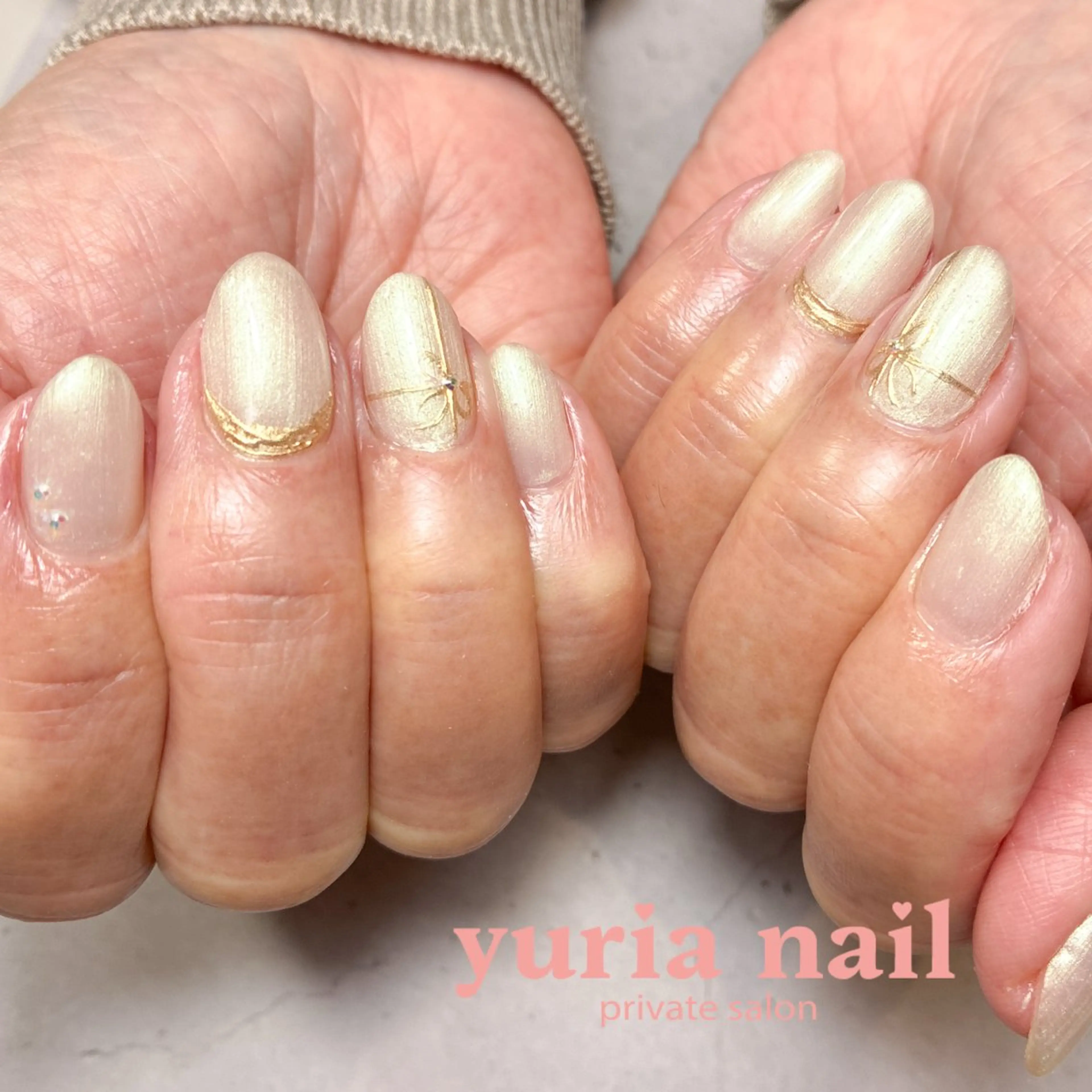 ネイル アートネイル ジェルネイル ゴールド ワンカラーネイル リボン ハンドネイル 小林 ゆりあのネイルデザイン