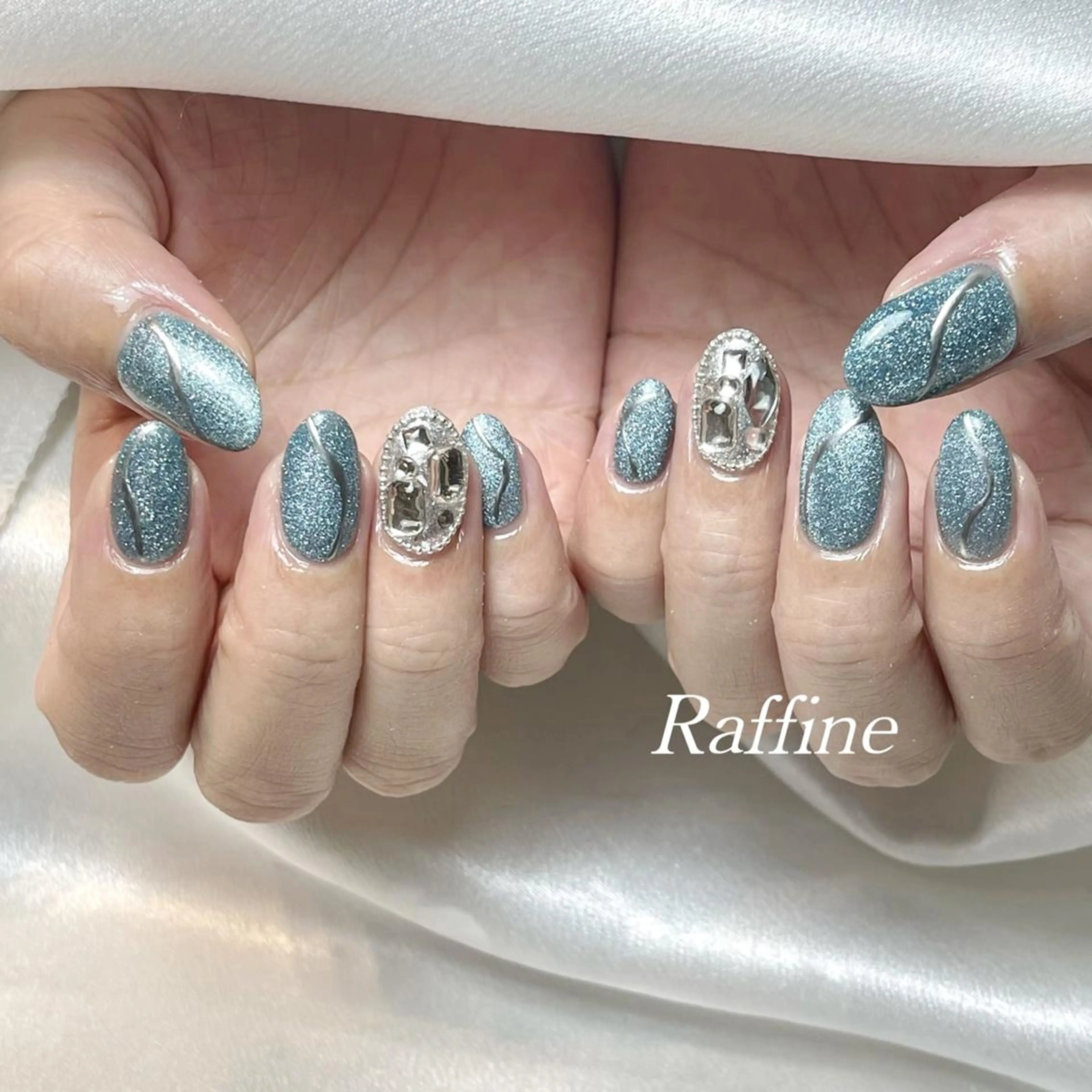 ネイル ハンドネイル RAFFINE 月🦋🩵のネイルデザイン