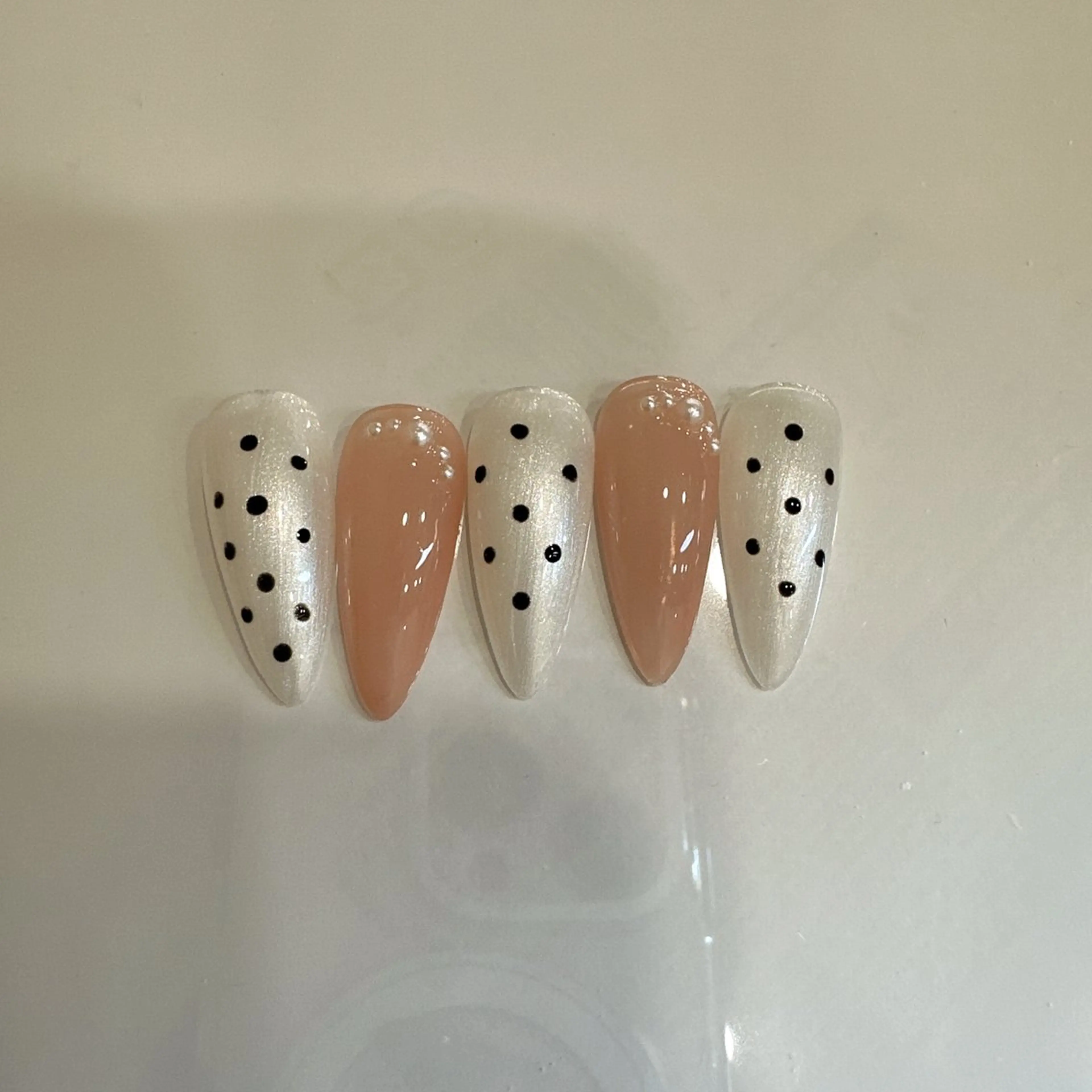 ネイル ドット ガーリー シンプルネイル Tracy SUIのネイルデザイン