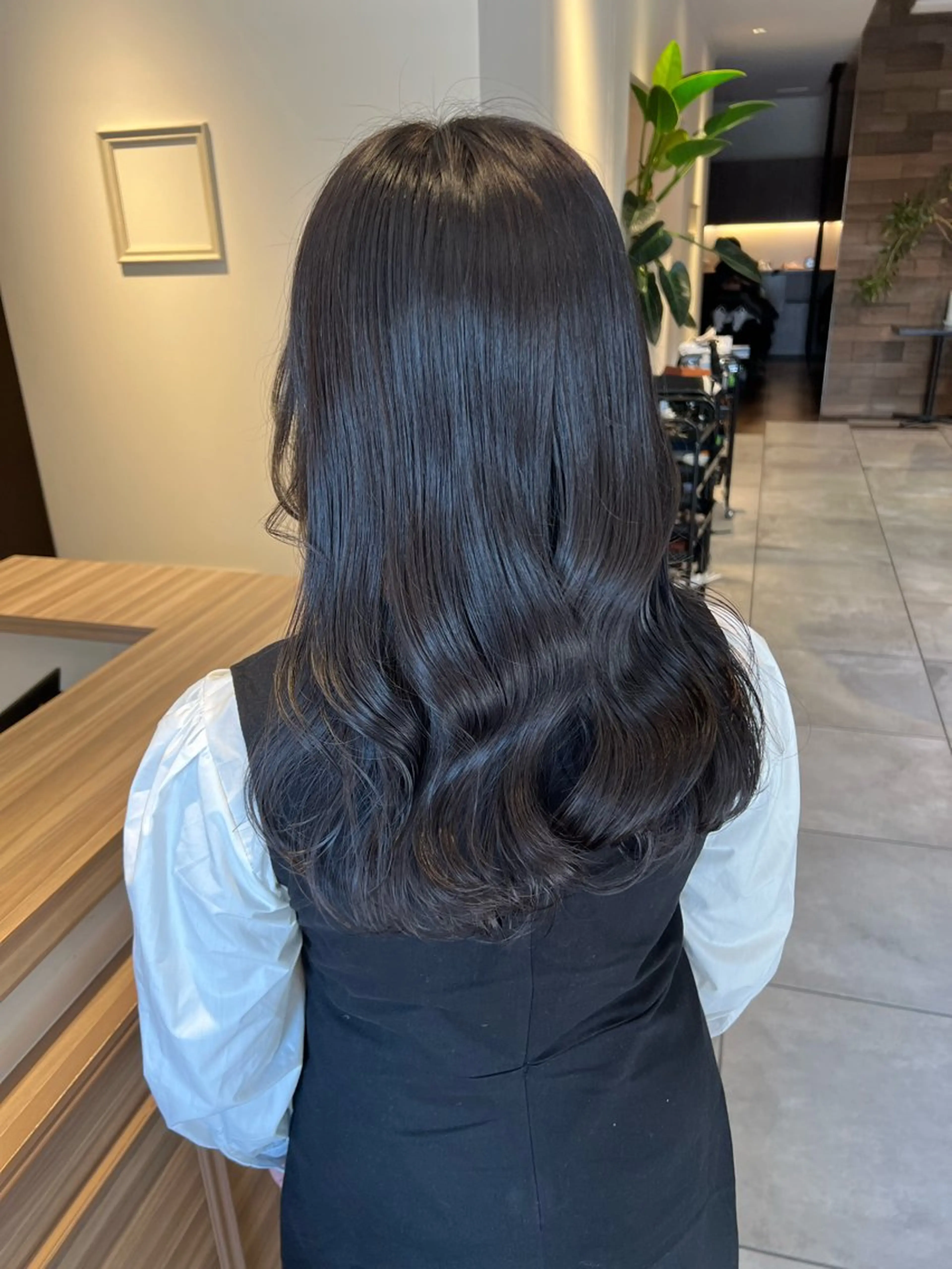 ミディアム カラー 透明感カラー ダークグレー ダークグレージュ グレージュ レイヤーカット 西村 美羽のヘアスタイル