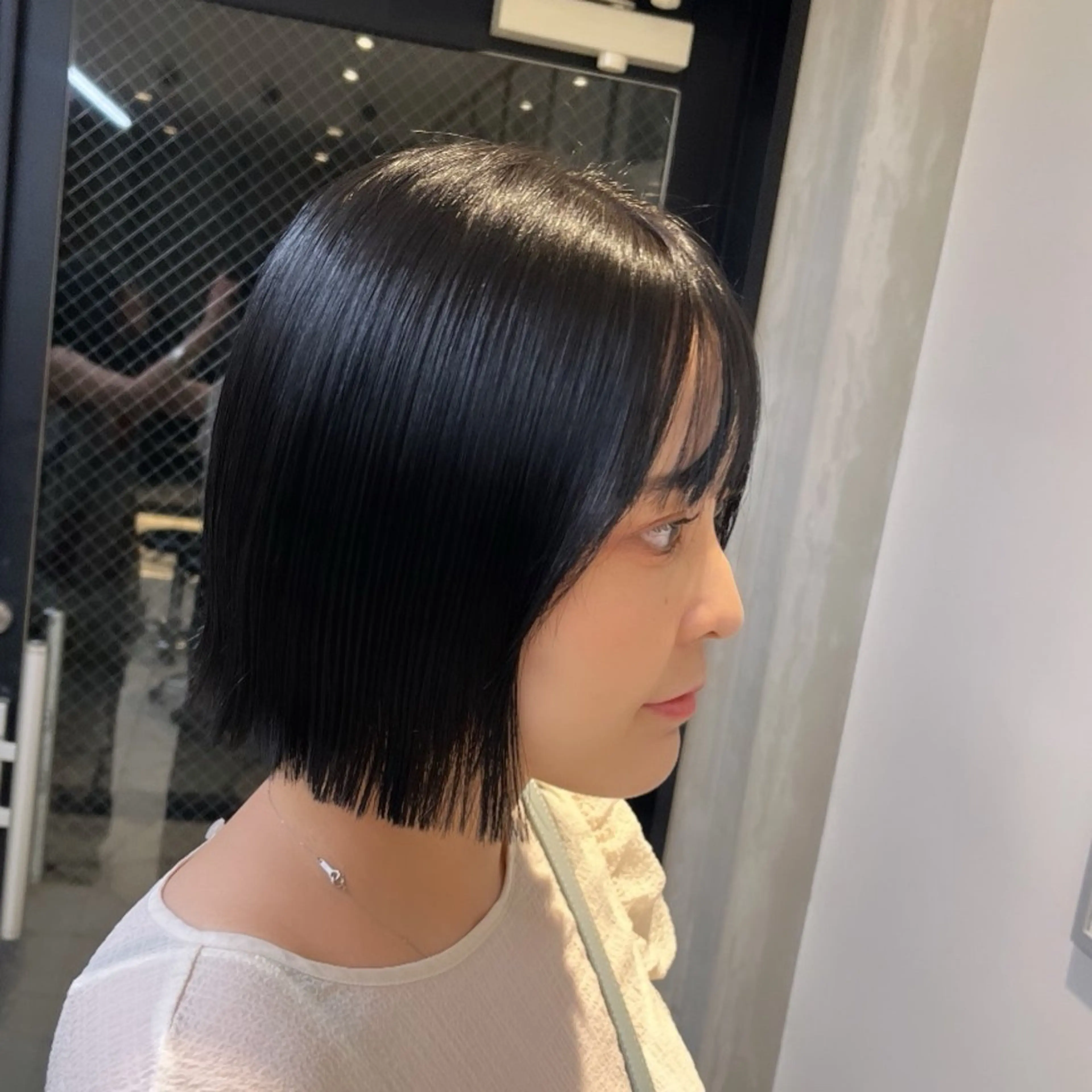 ショート カラー 黒髪 ブルーカラー ブルーブラック ブルージュ ネイビーカラー カット ヘアカラー トリートメント ヘッドスパ ヘアセット カジュアルを女っぽく 𝗮𝘆𝗮𝗰𝗼のヘアスタイル