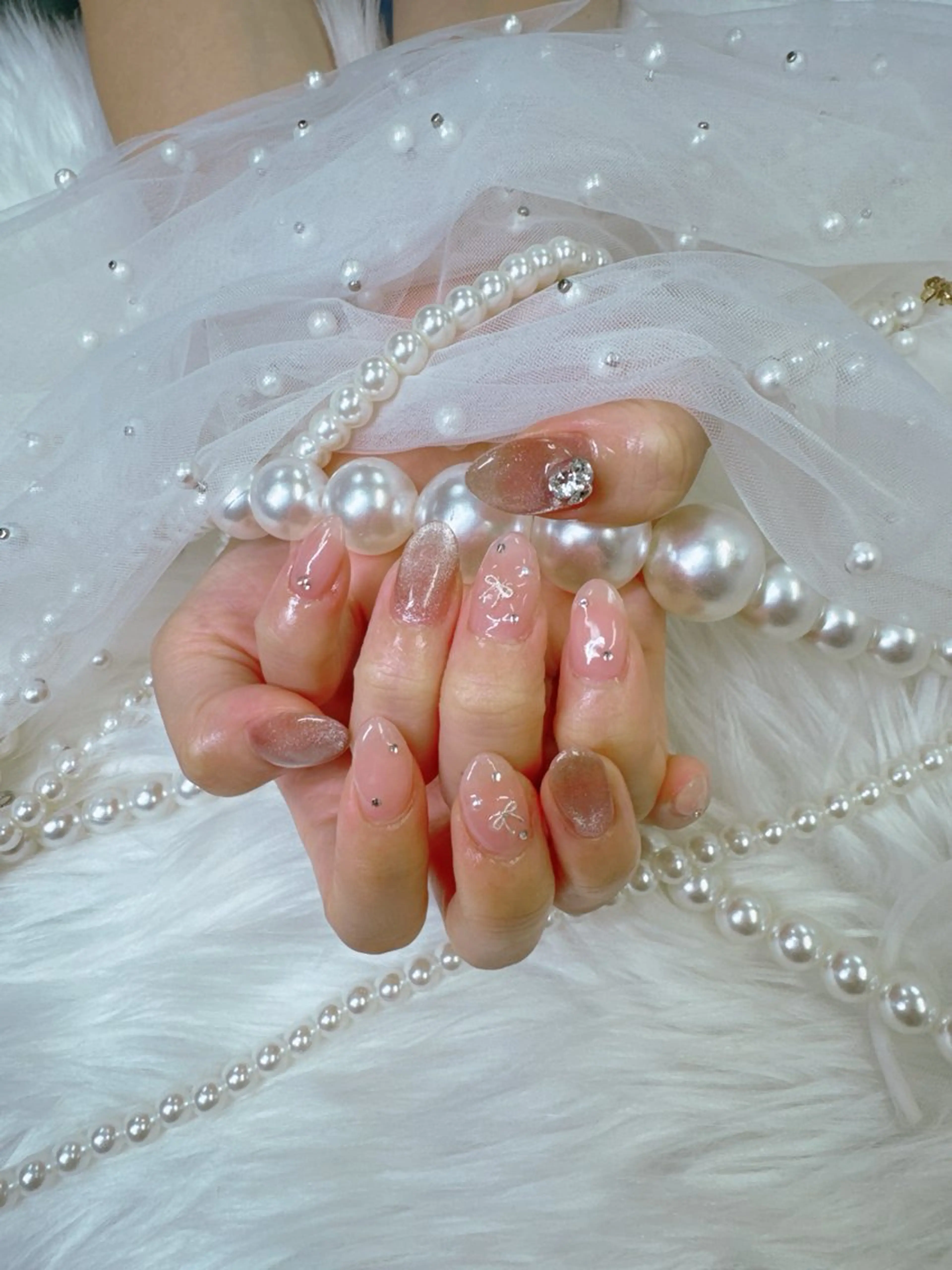 ネイル ボルドー チークネイル ドット 長さ出し フレンチネイル ハンドネイル クイーンズネイル銀座所属・Queeens nailのネイルデザイン