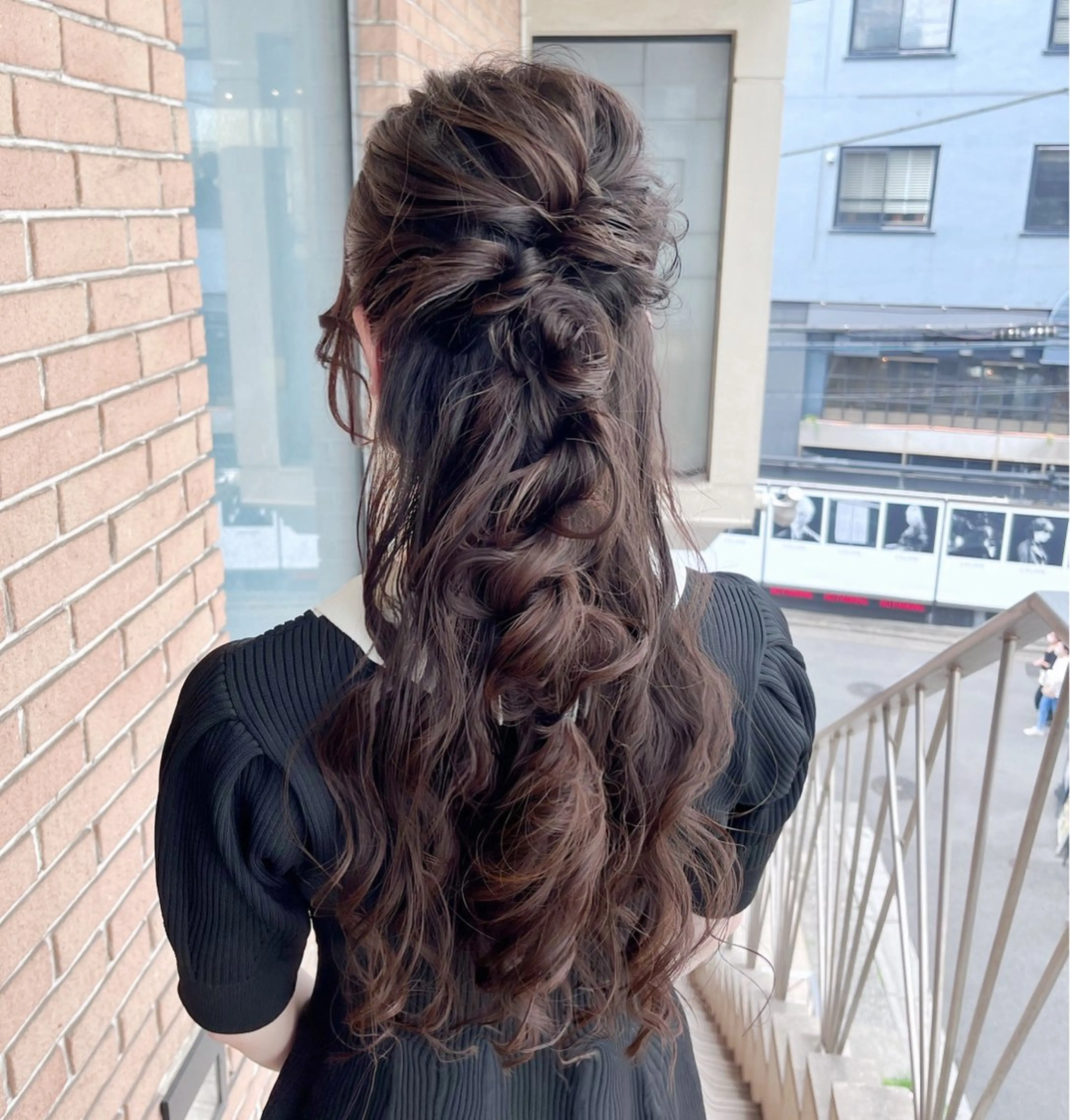 ロング カラー ヘアアレンジ ハーフアップ ヘアセット ピンクカラー🩷 ヘアセットＮＯ.1のヘアスタイル