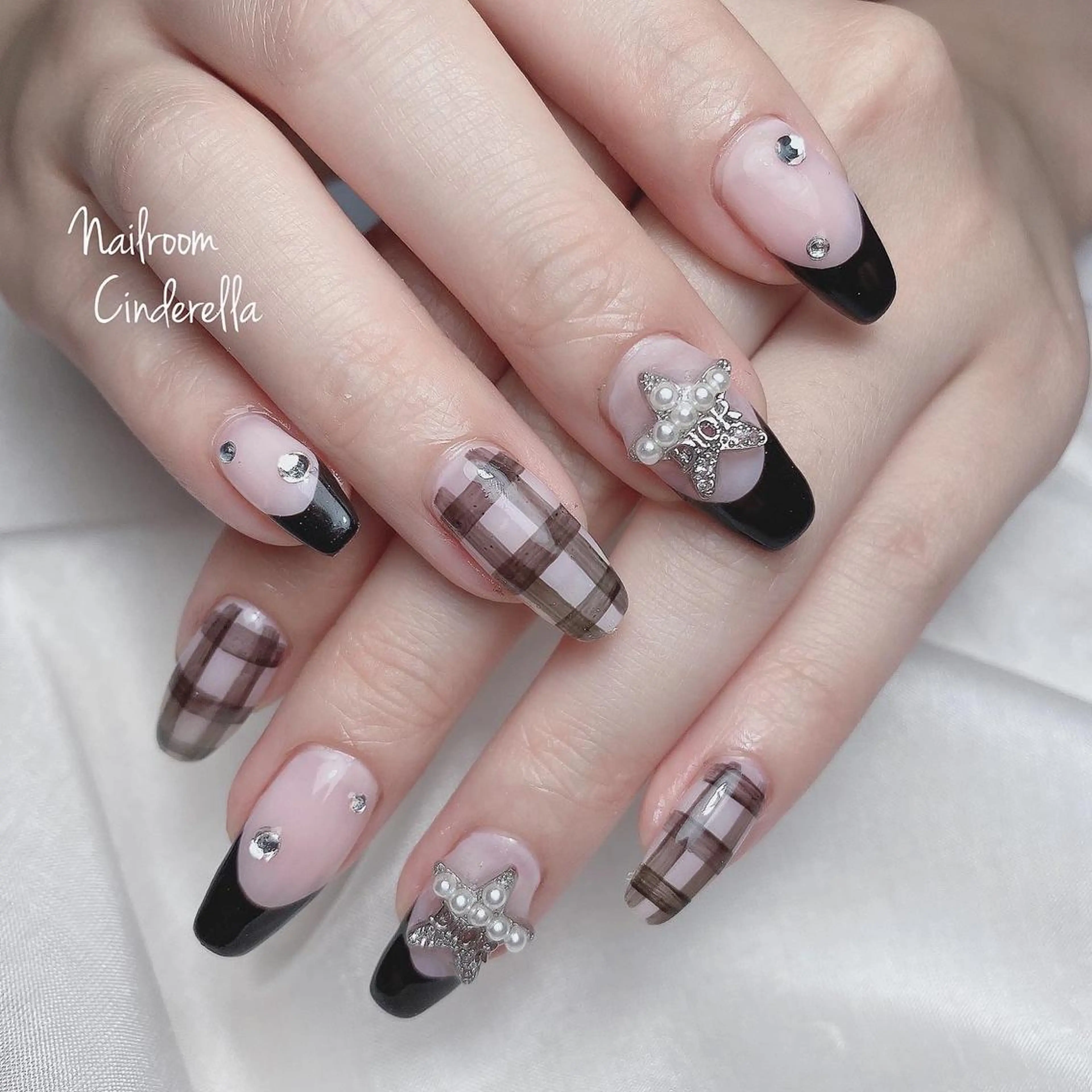 ネイル フレンチネイル Nailroom. Cinderellaのネイルデザイン