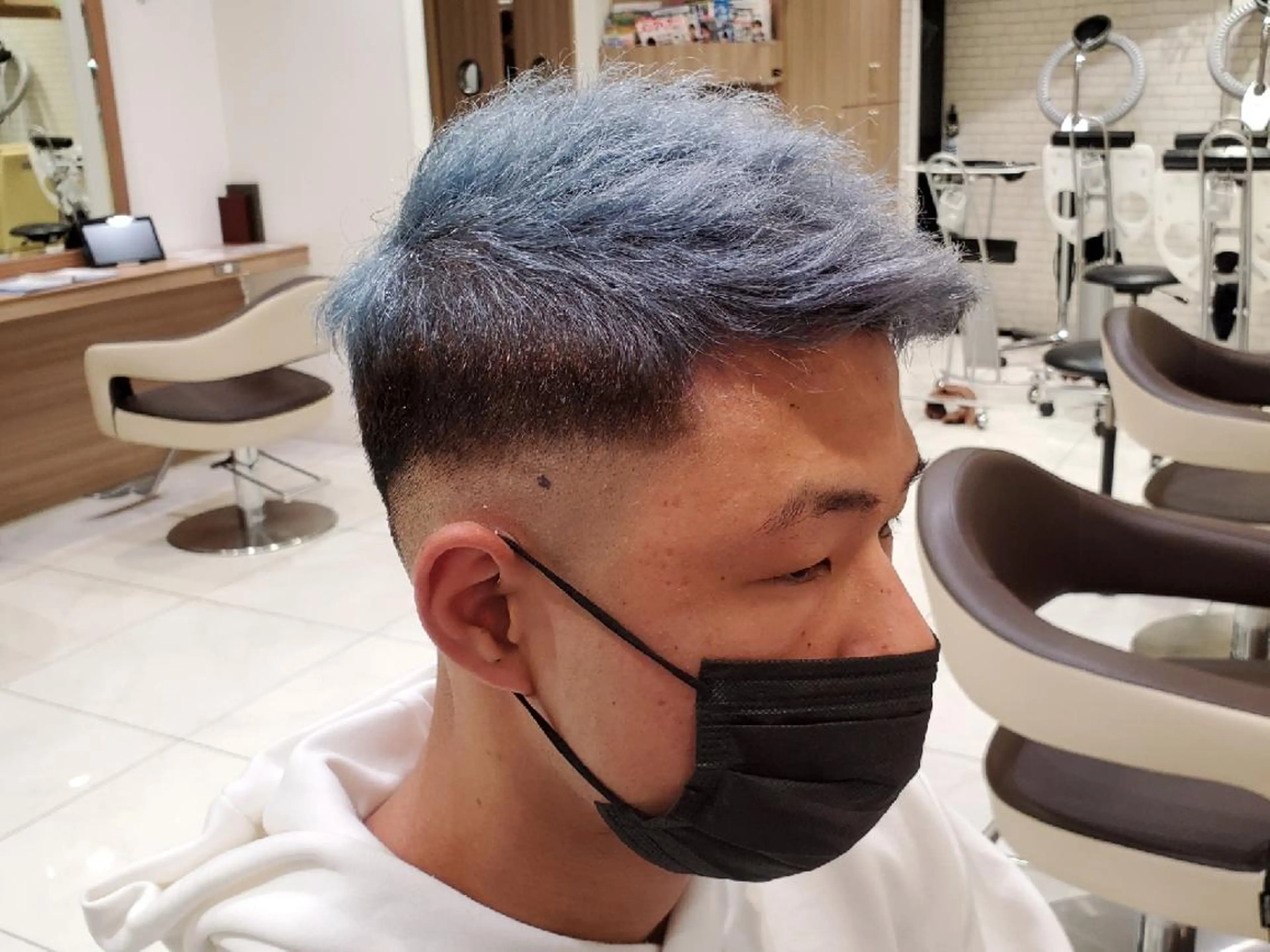 ショート カラー ブリーチ ブルーカラー イルミナカラー シルバー 中村 和貴のヘアスタイル