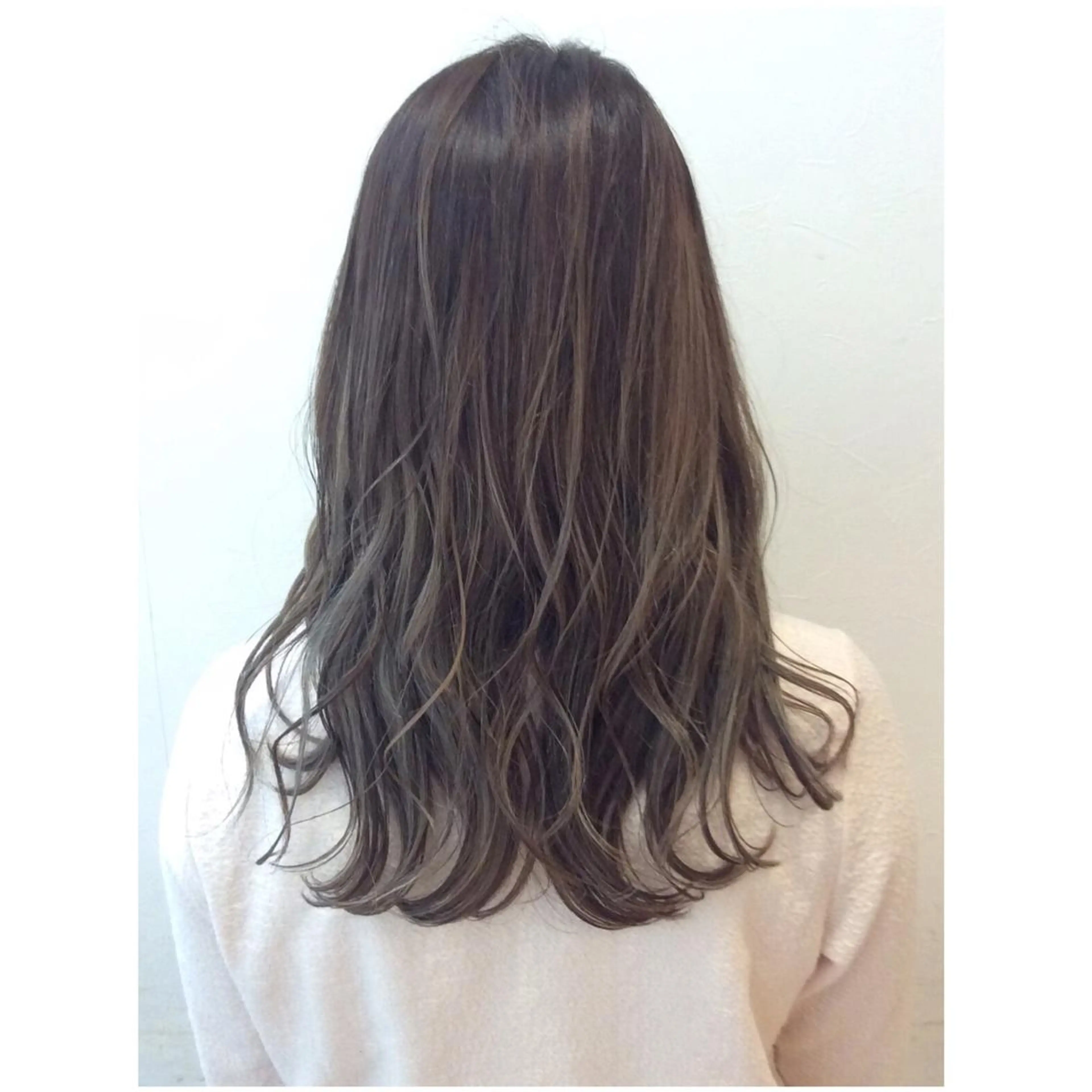 セミロング ハイライト TOMOYAレイヤー ブリーチ縮毛矯正のヘアスタイル