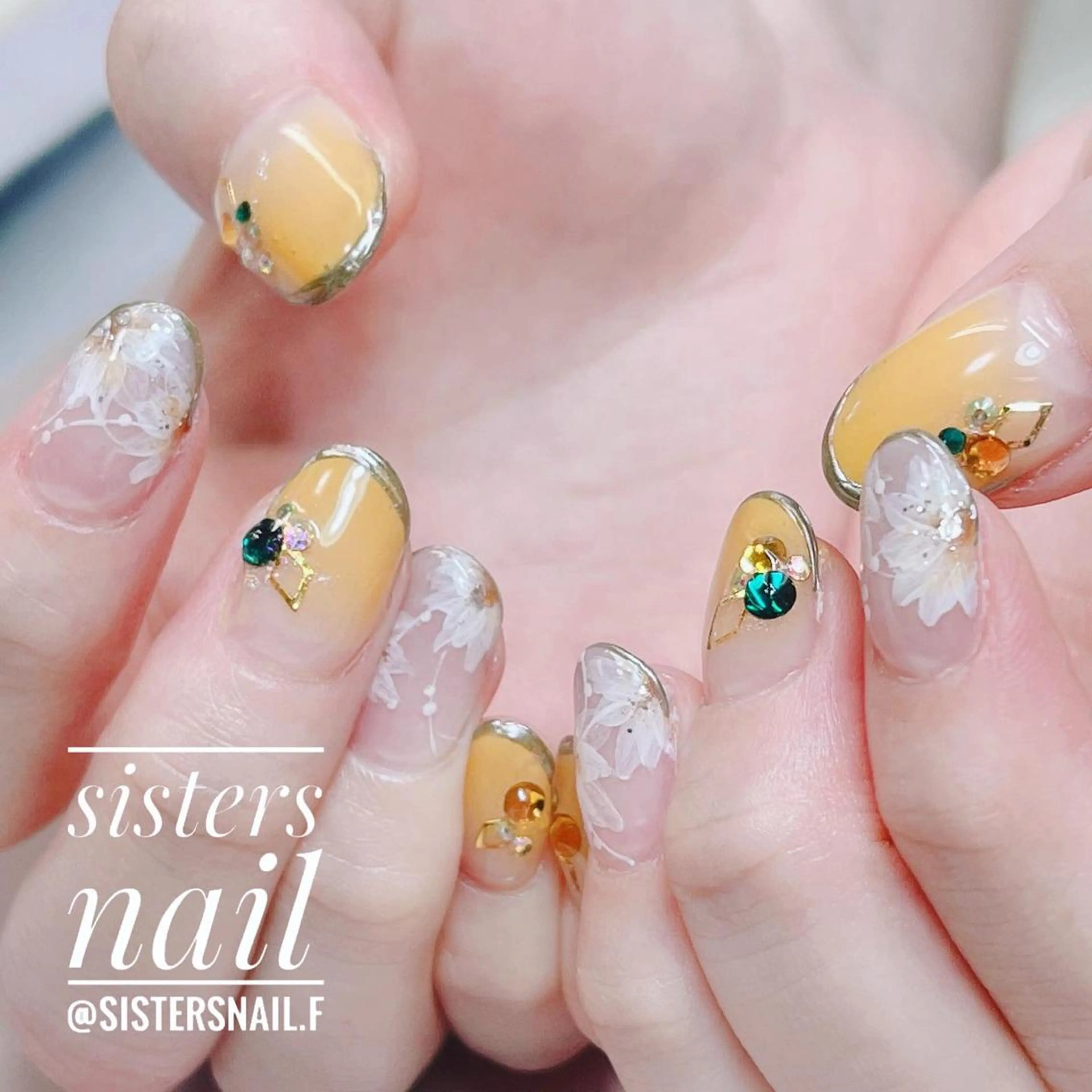 ネイル アートネイル カジュアル フラワーネイル フレンチネイル 黄色 sisters nail.fのネイルデザイン