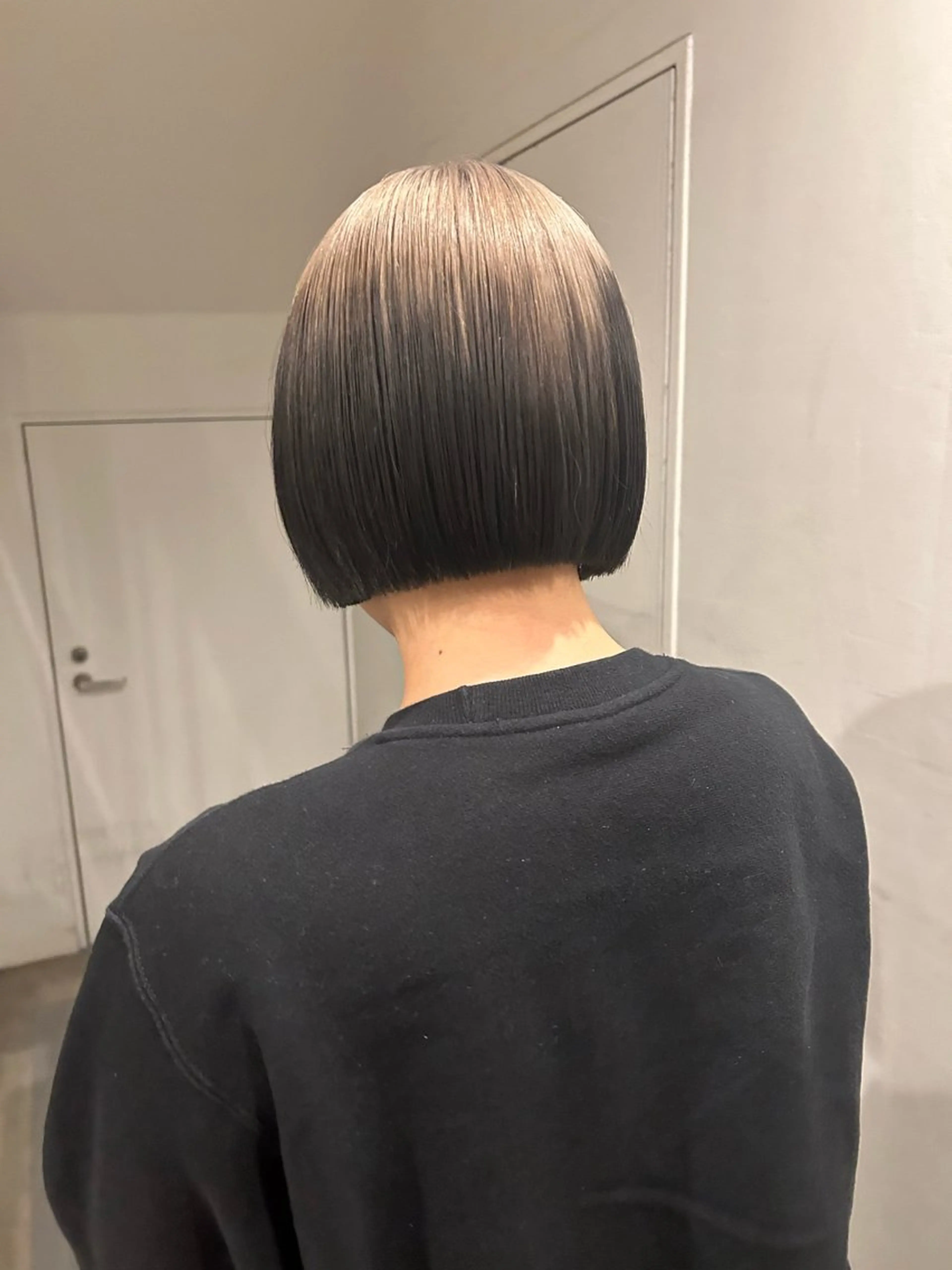 ショート カラー ベージュカラー ダークグレー ホワイトベージュ カット ヘアカラー トリートメント hen所属・心斎橋/レイヤー/ ブリーチ/モエのヘアスタイル