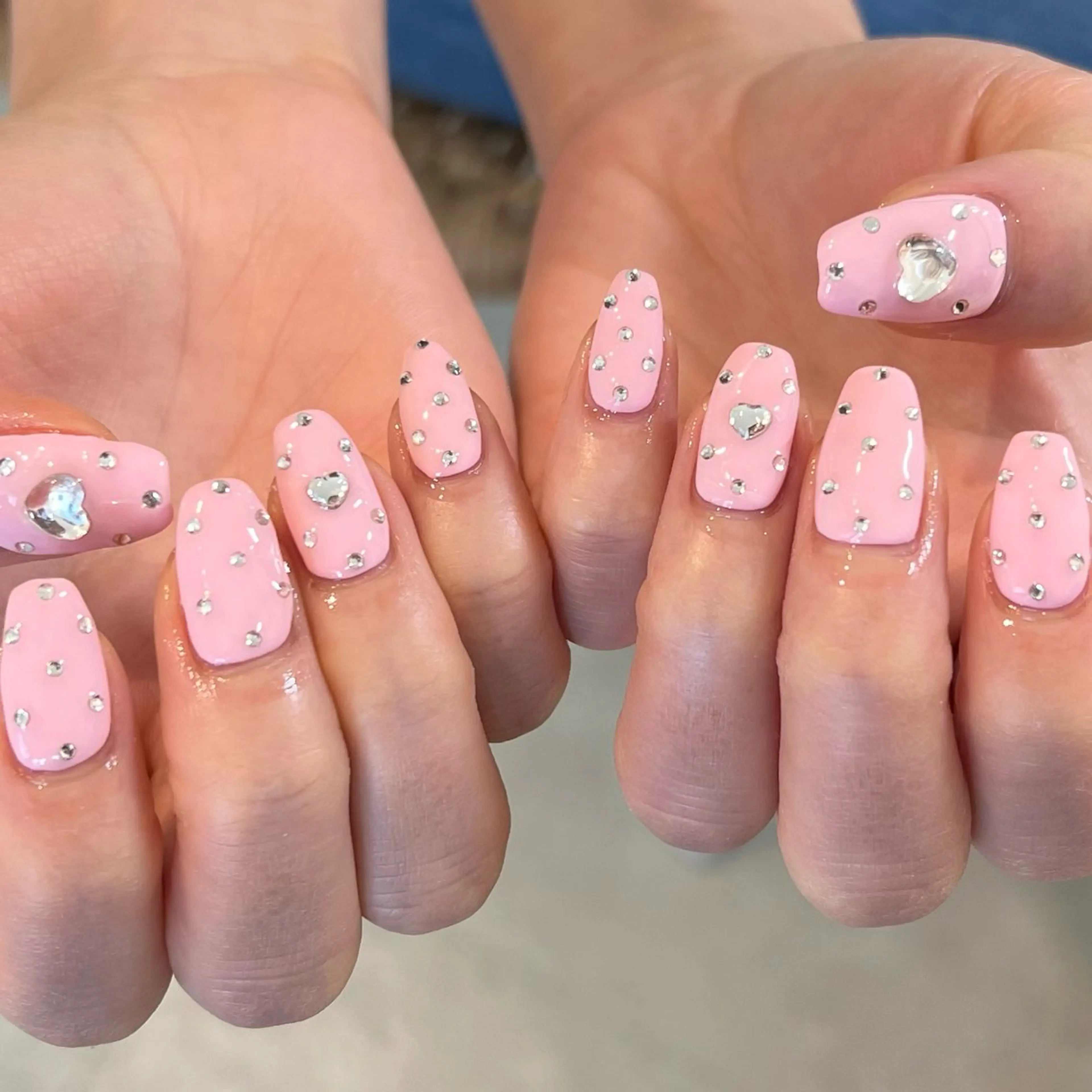 ネイル アートネイル ハート ストーンネイル ハンドネイル sio.nail&eyebrow salon shimokitazawa2号店所属・nailist mana𖤐´-のネイルデザイン
